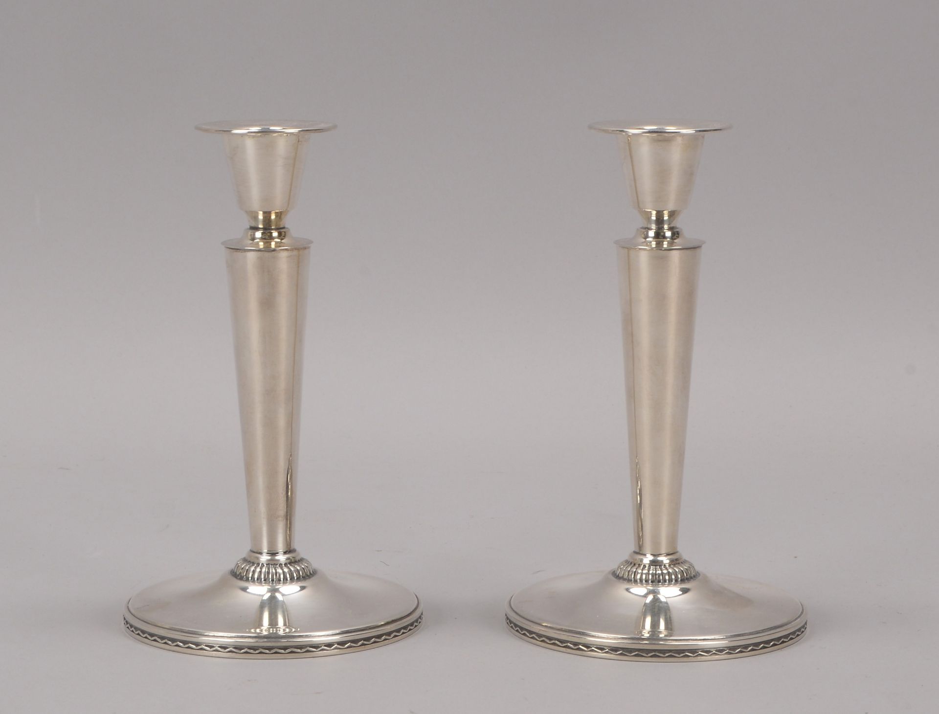 Paar Kerzenleuchter (Schweden), Silber - nicht gefuellt, unterseitig mehrfach punziert, Hoehe 18 cm,