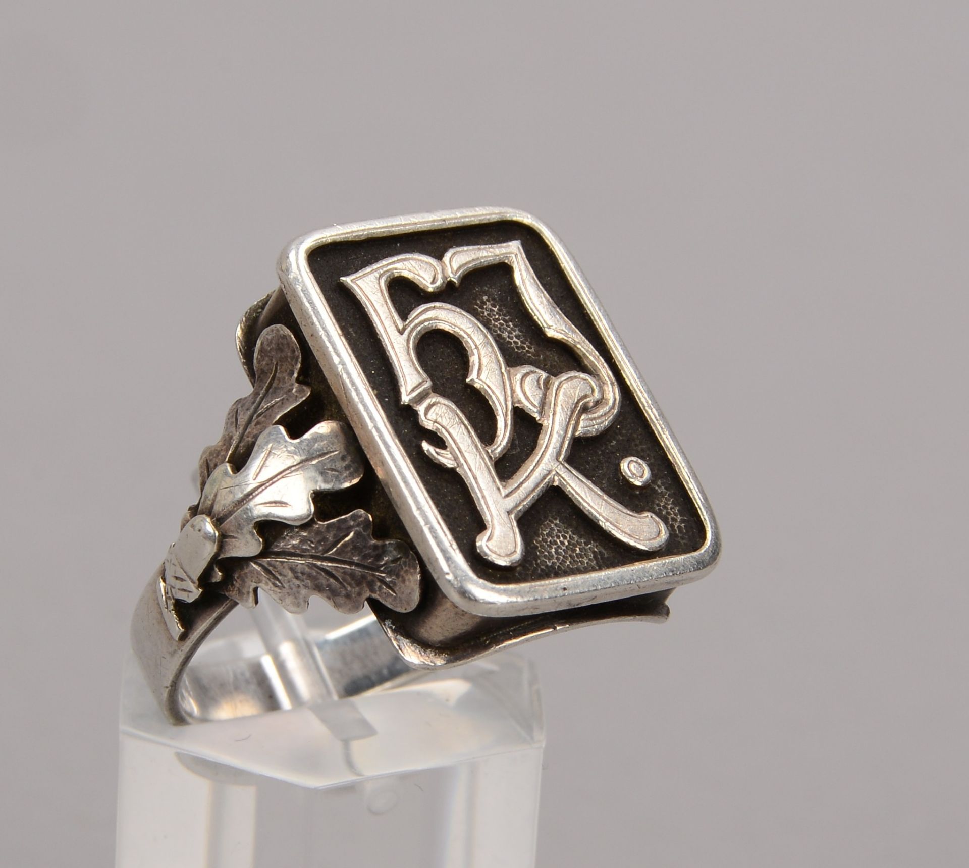 Ring ( III. Reich - HJ ?), 800 Silber, Ringkopf mit Initialen HJK, Ringschulter mit reliefiertem