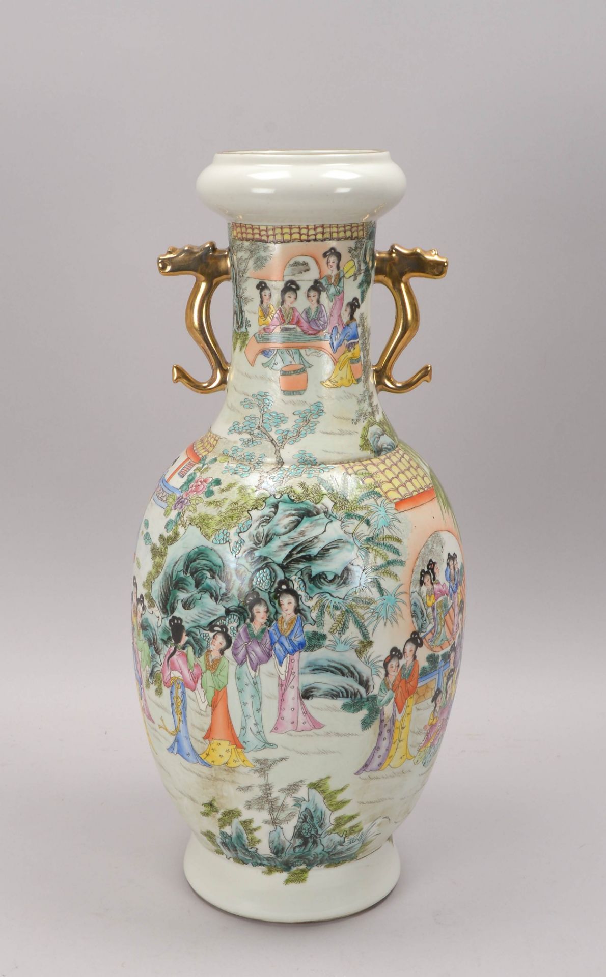 Porzellanvase (China, 20. Jahrhundert), mit polychromer Bemalung (-Frauendarstellungen in Hof und Ga - Image 3 of 4