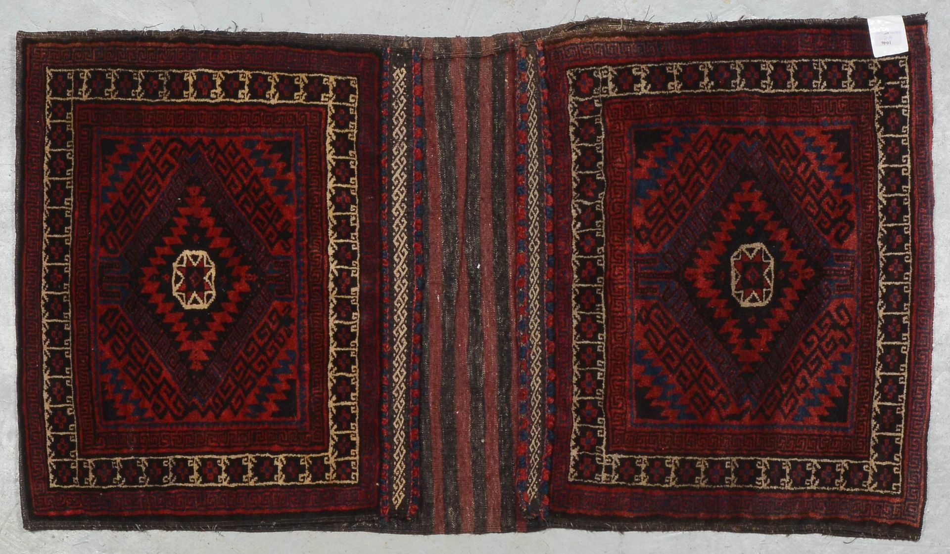 Orientalische Satteltasche (Belutsch/Afghanistan), alt, Flor in gutem Zustand, Masse 130 x 75 cm (ei - Image 2 of 4