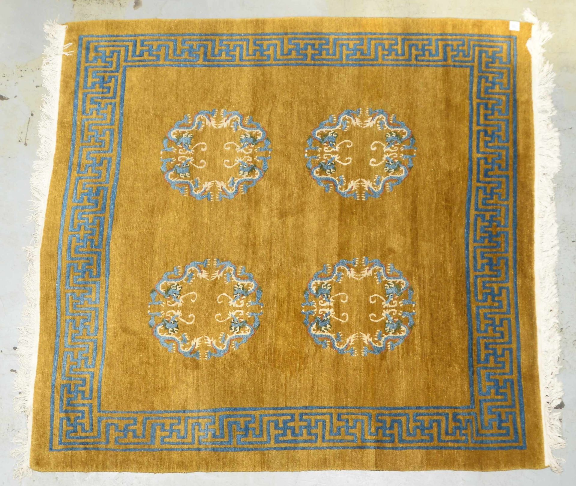 Teppich (China), mit typischen Motiven (-Drachenreigen-) und Maeanderborduere, hochflorig - Flor in  - Bild 2 aus 4