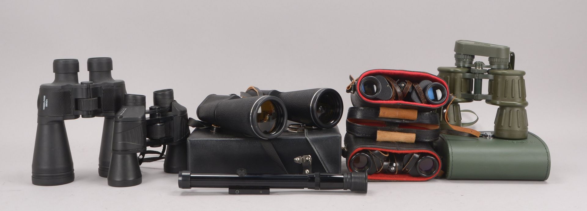Konvolut optischer Glaeser, verschiedene Hersteller und Modelle: 6x Fernglaeser, und einzelnes Bushn