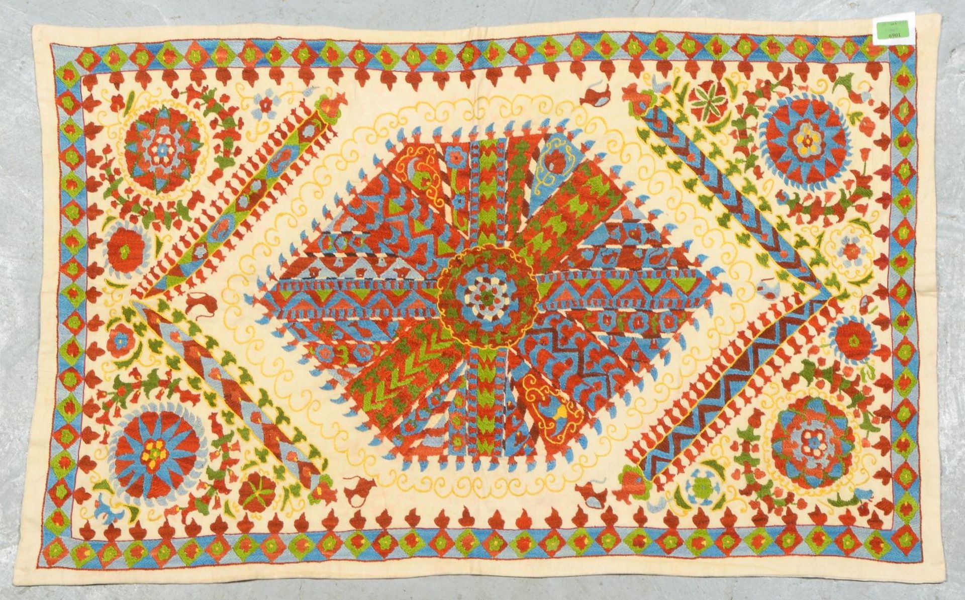 Suzani (Buchara/Usbekistan), Seidenstickerei, Ma&szlig;e 67 x 107 cm - Bild 2 aus 4