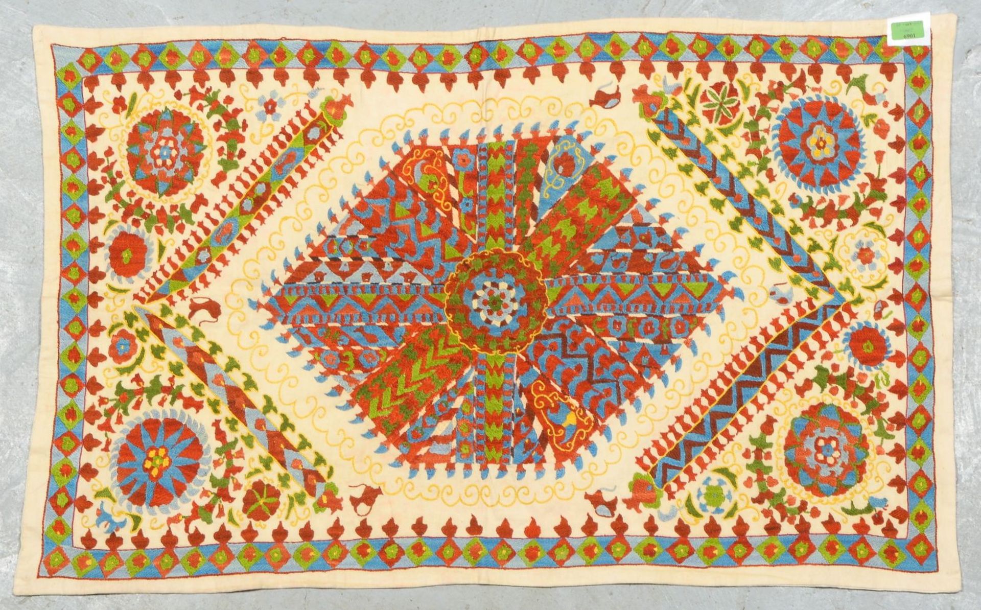 Suzani (Buchara/Usbekistan), Seidenstickerei, Ma&szlig;e 67 x 107 cm - Image 2 of 4