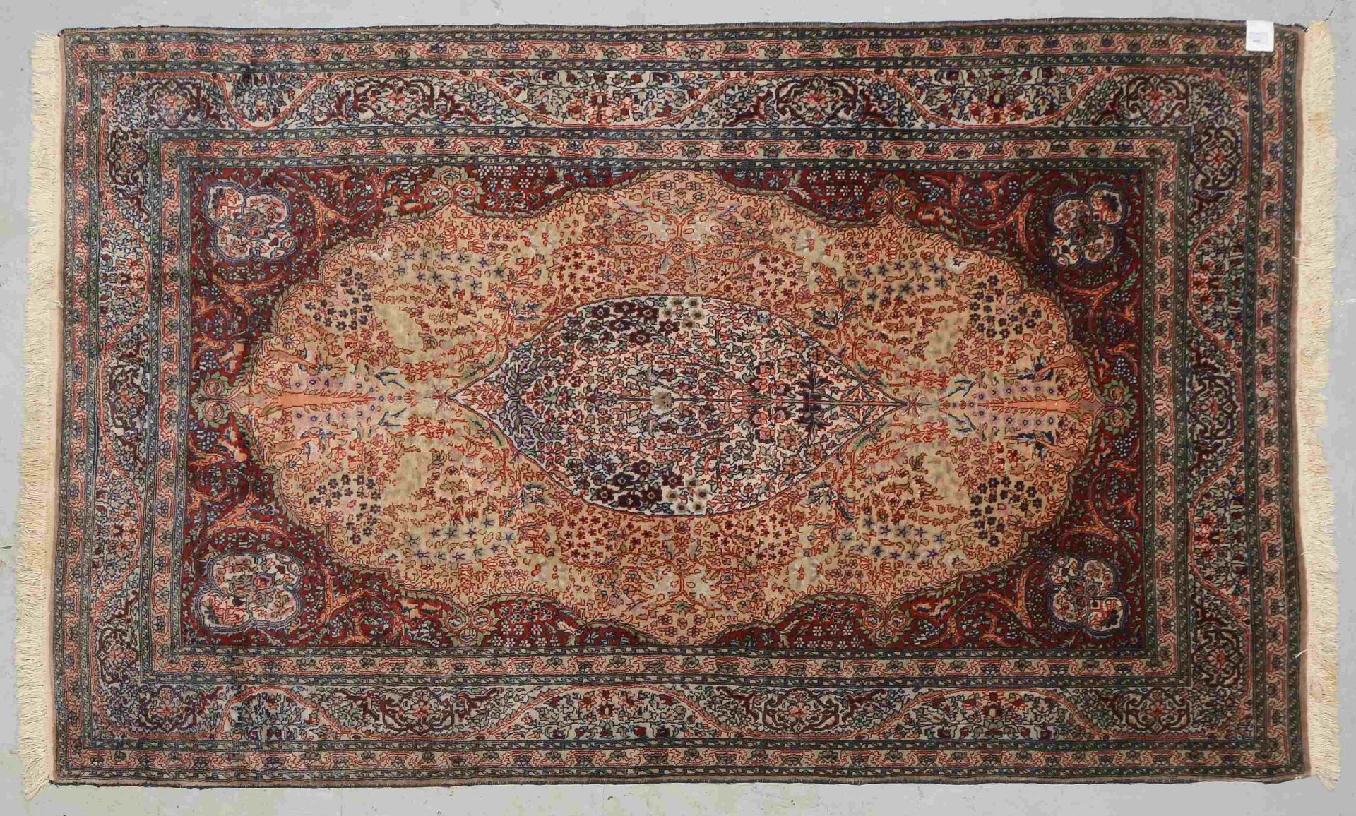 Orientteppich (Taebriz -?), feine Knuepfung, Masse 230 x 140 cm (mit leichten Gebrauchsspuren - Bild 2 aus 4