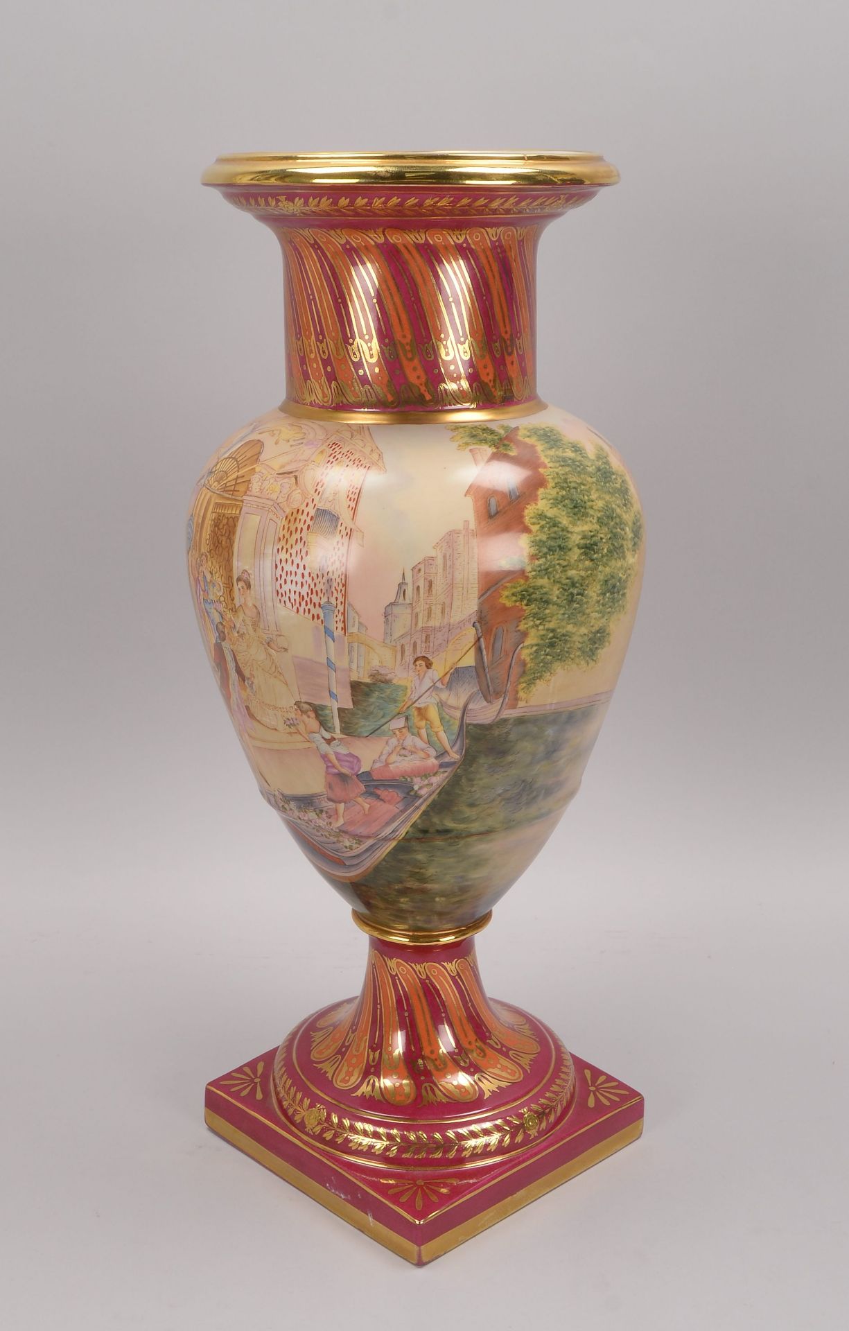 Royal Vienna, grosse Porzellanvase, ovoider Korpus, mit -Galanten Szenen- auf bordeauxrotem Fond, pa - Image 2 of 8