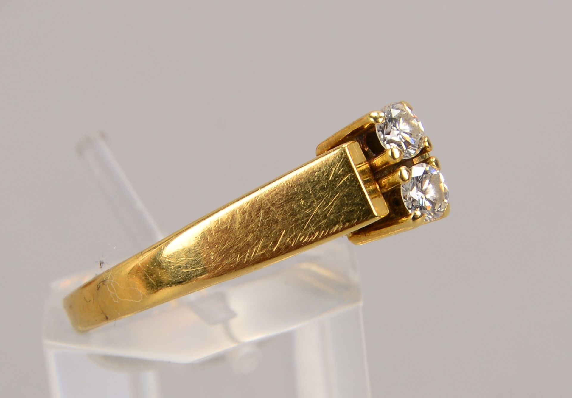 Ring, 585 GG (gez.), mit 2-fachem Brillantbesatz/zusammen ca. 0,22 ct, RG 63, Gewicht 3,37 g