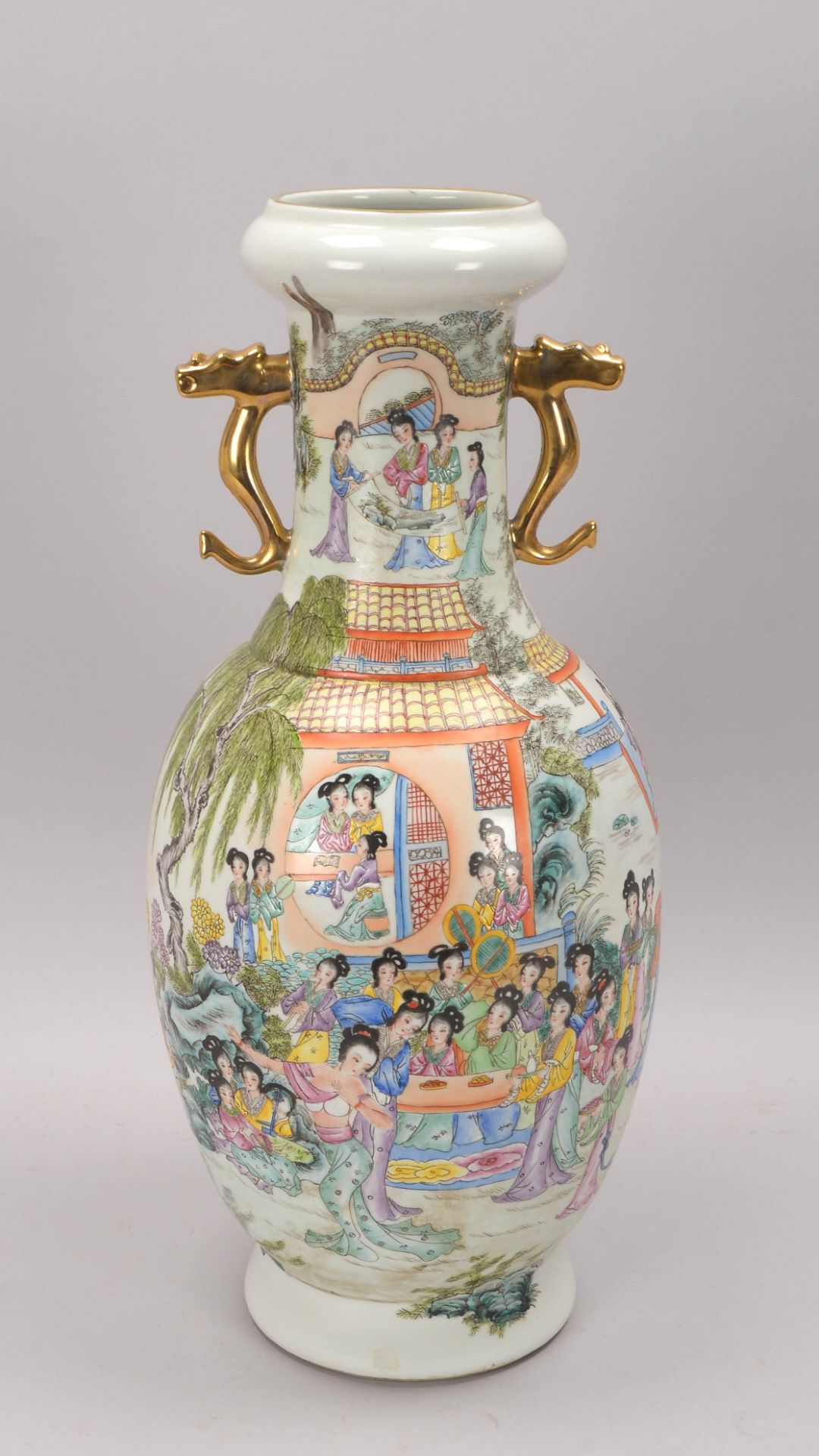 Porzellanvase (China, 20. Jahrhundert), mit polychromer Bemalung (-Frauendarstellungen in Hof und Ga - Image 2 of 4