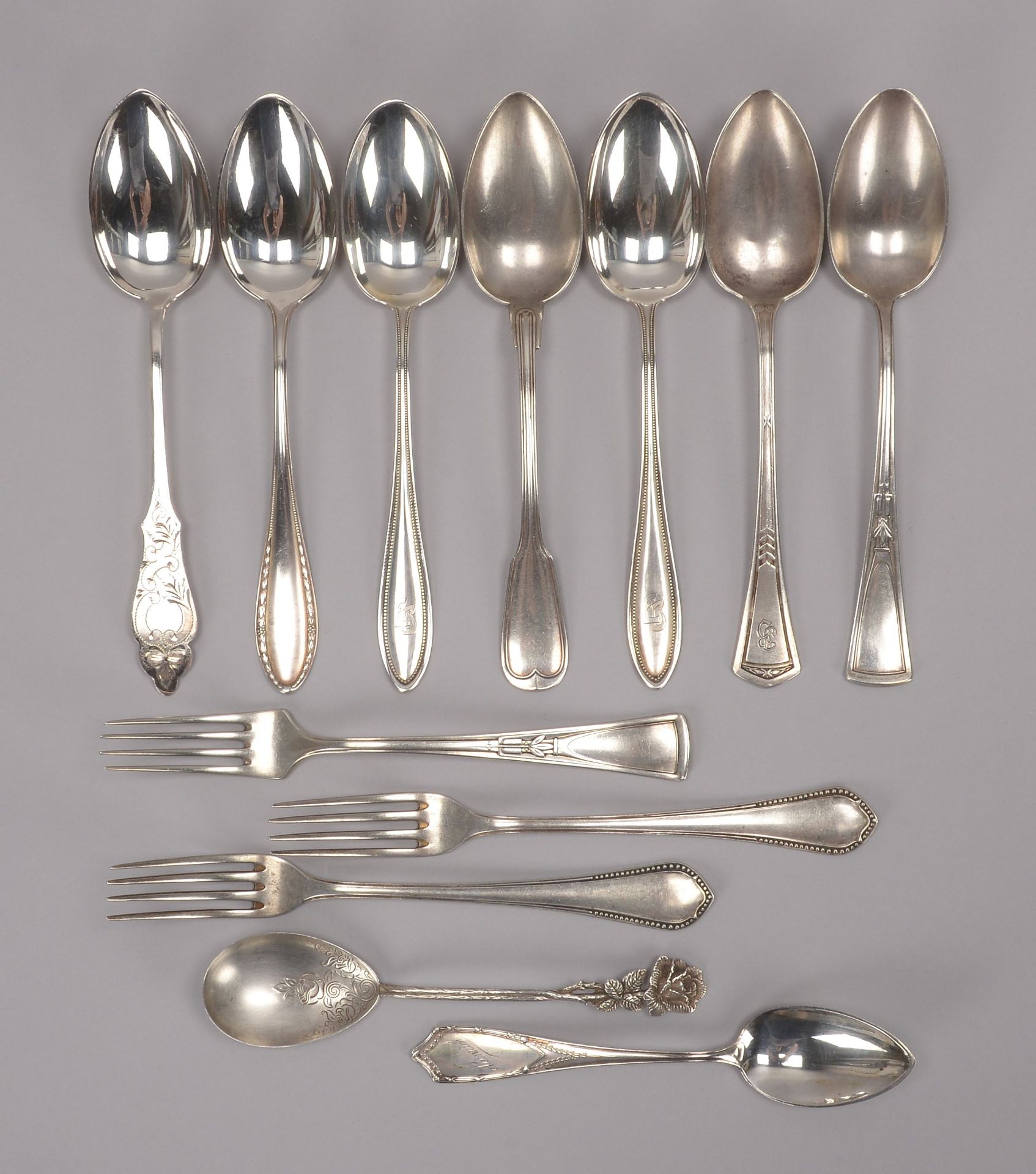 Tischsilber-Konvolut, 800 Silber: Loeffel und Gabeln, unterschiedliche Ausfuehrungen, Gesamtgewicht