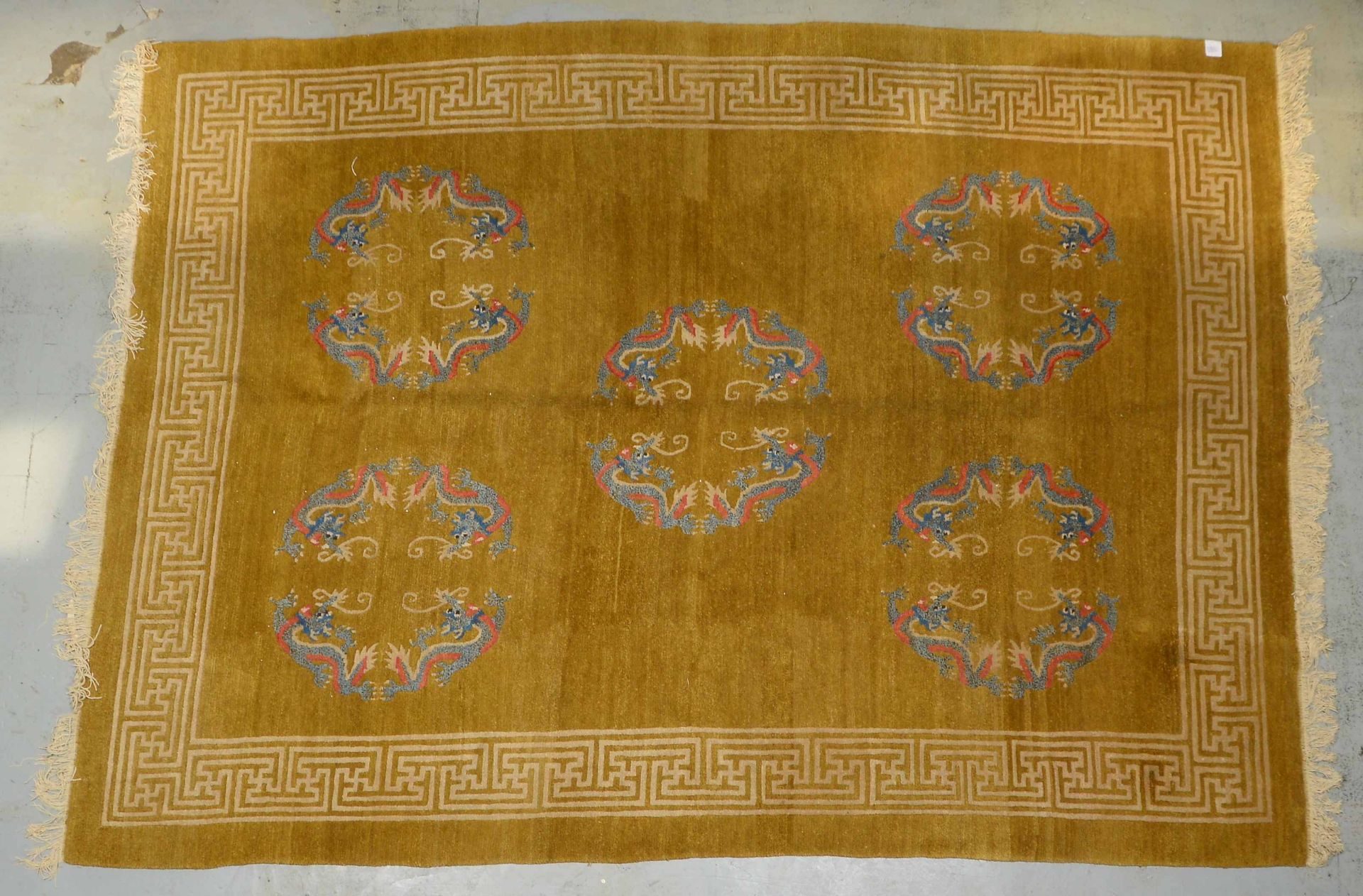 Teppich (China), mit typischen Motiven (-Drachenreigen-) und Maeanderborduere, hochflorig, in insges
