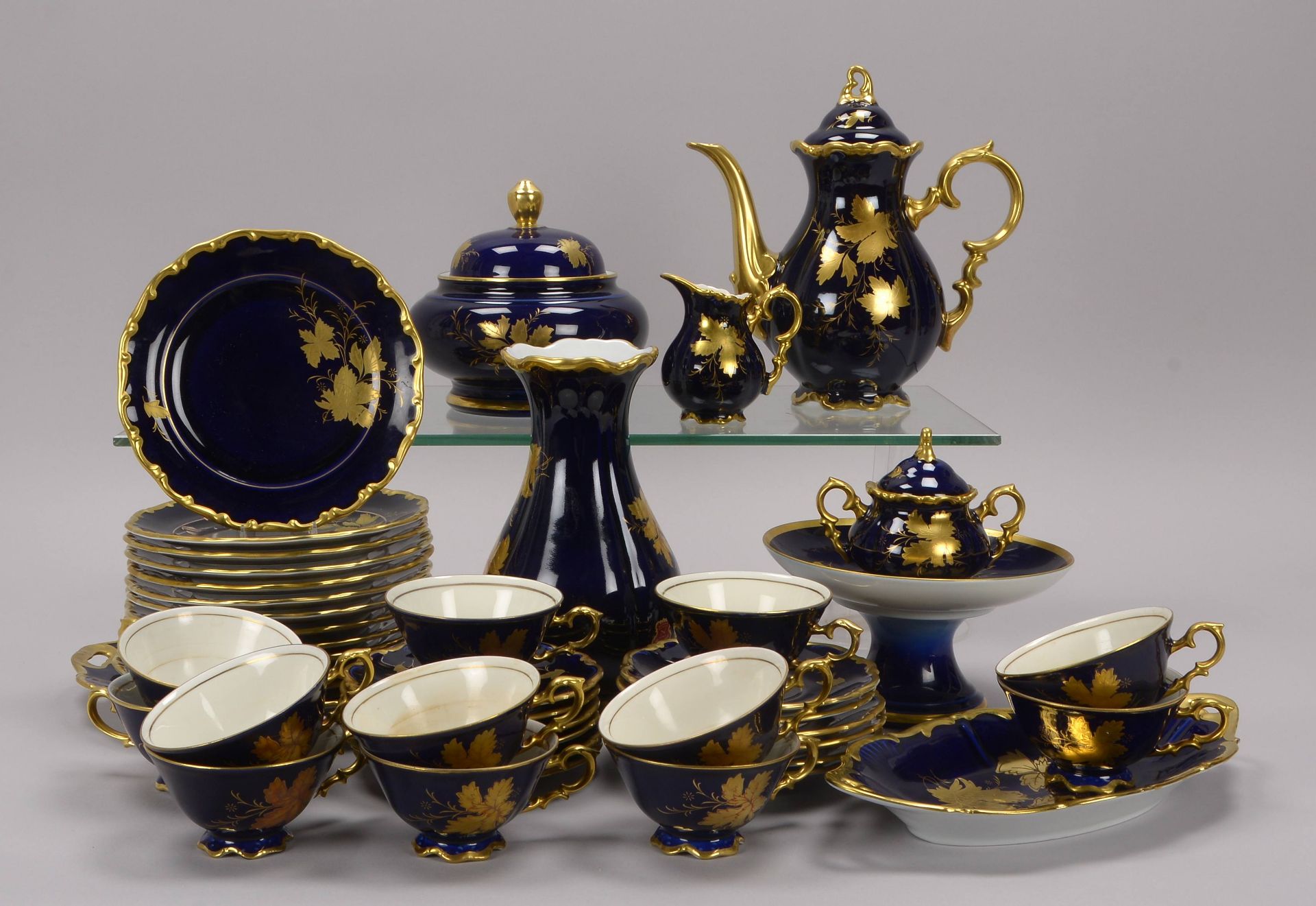 Bavaria Porzellan, Teeservice, kobaltblauer Grund, mit Goldstaffage, f&uuml;r 12 Personen, umfassend
