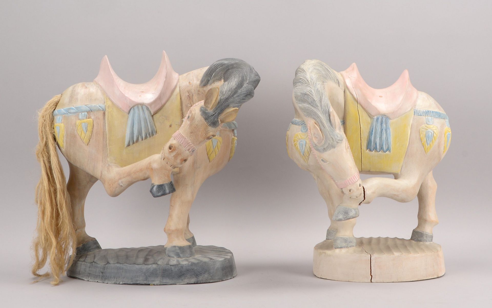 2 Pferdeskulpturen (Dekorationsobjekte), Holz farbig gefasst, Hoehe 53 cm (einzelne Figur mit Spannu