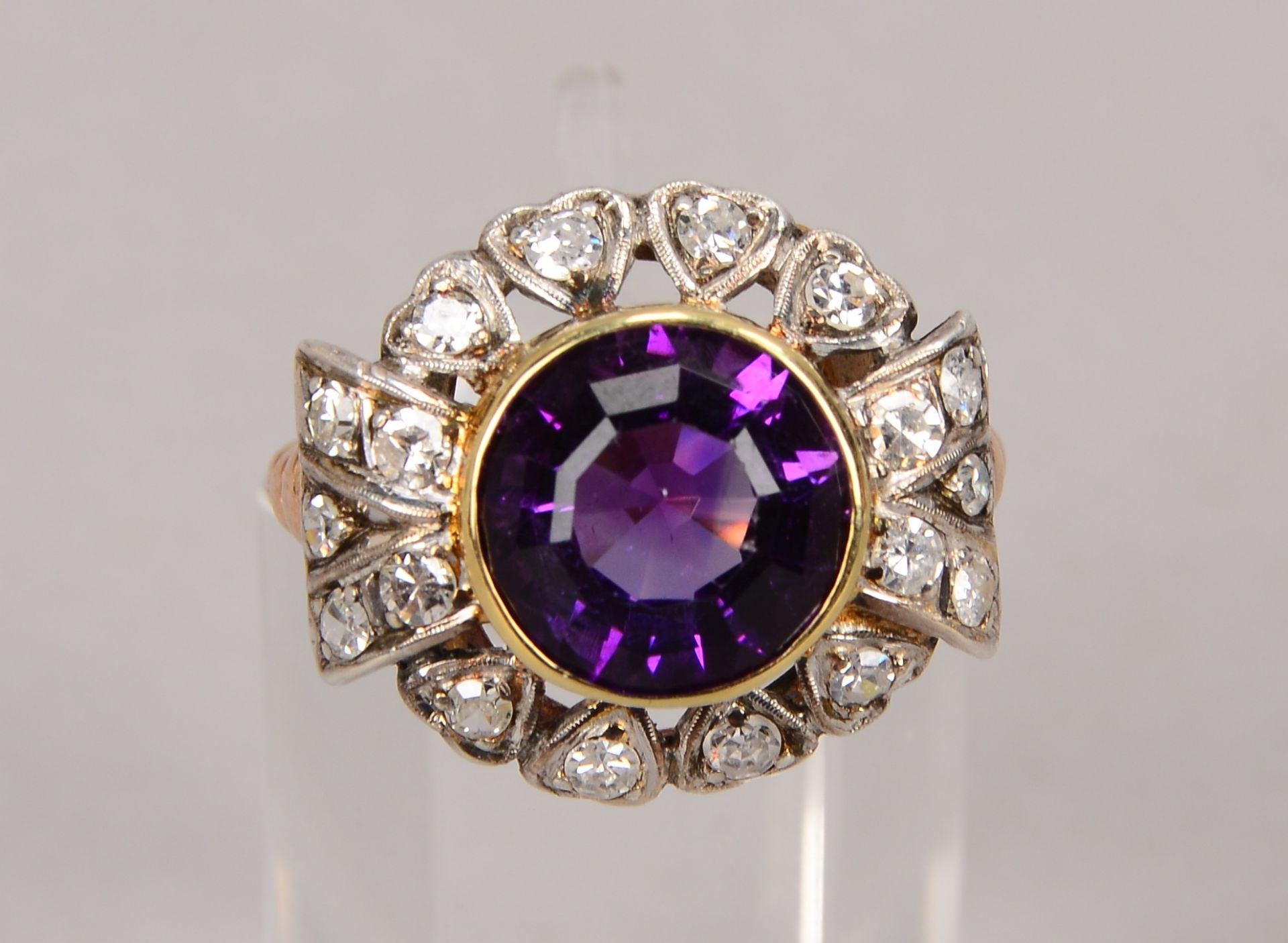 Ring, 585 GG/WG (Art d&eacute;co), mit einzelnem Amethyst von ca. 2,25 ct, und mit 18-fachem Diamant - Image 2 of 3