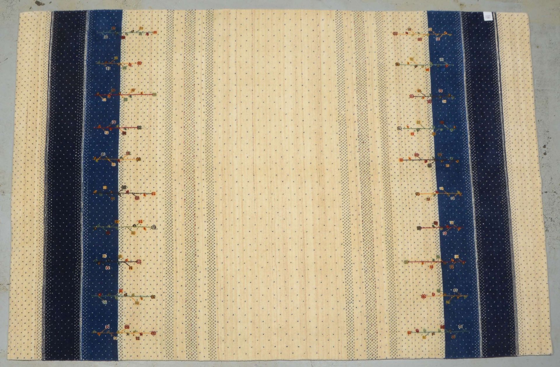 Loom Lori, hellgrundig, modern-zurueckhaltende florale Gestaltung, in gutem Zustand - legefertig, Ma - Bild 2 aus 4