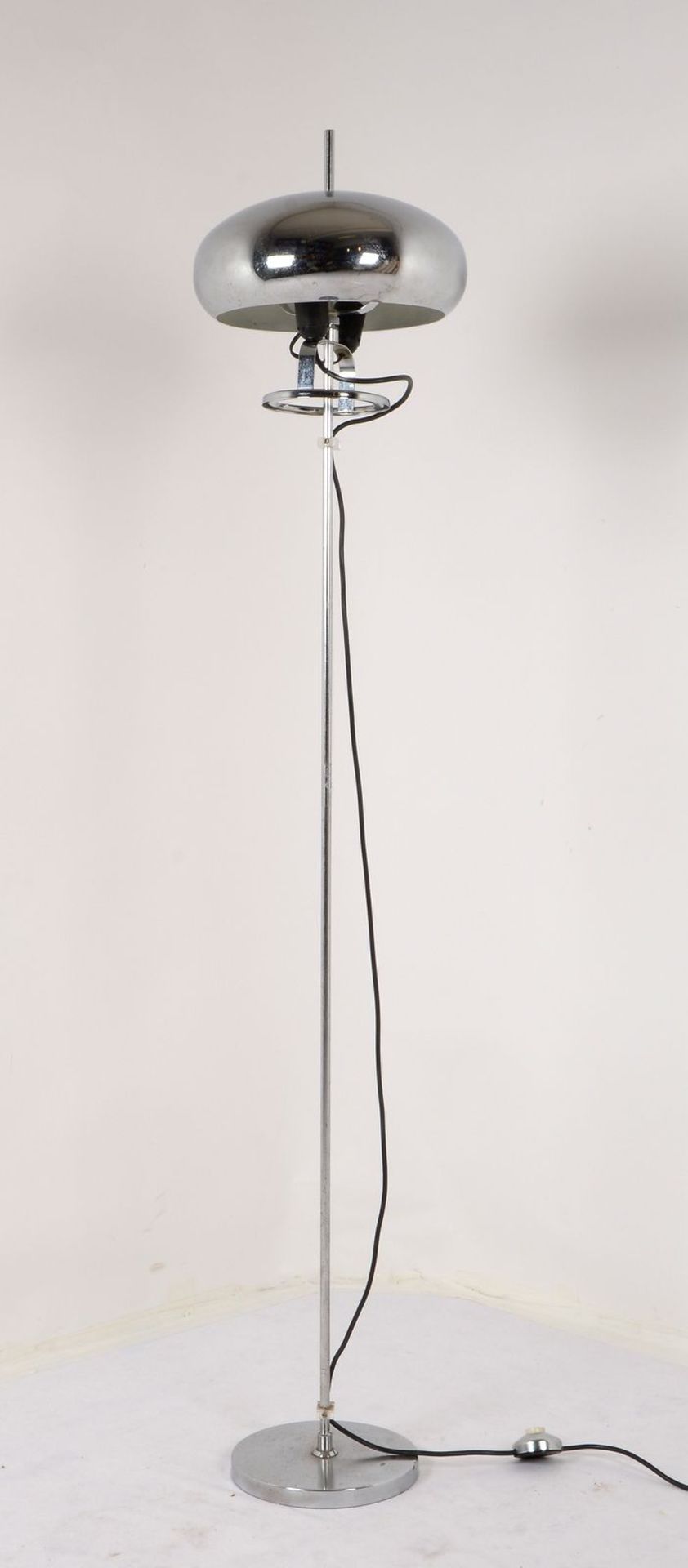 Stehlampe, 2-flammig, Chromschaft/-Schirm, auf rundem Sockel; H&ouml;he 162 cm