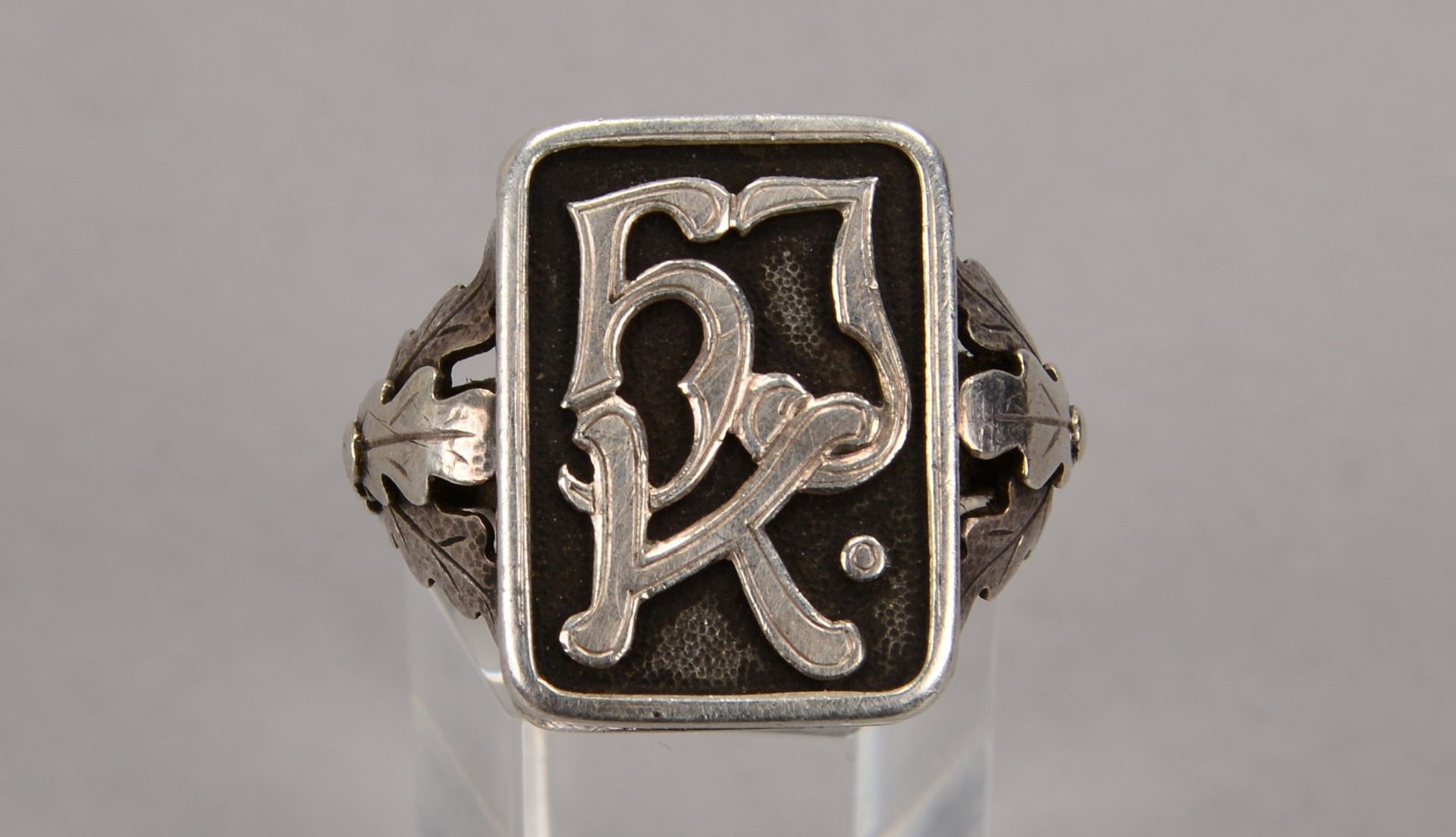 Ring ( III. Reich - HJ ?), 800 Silber, Ringkopf mit Initialen HJK, Ringschulter mit reliefiertem - Image 2 of 2