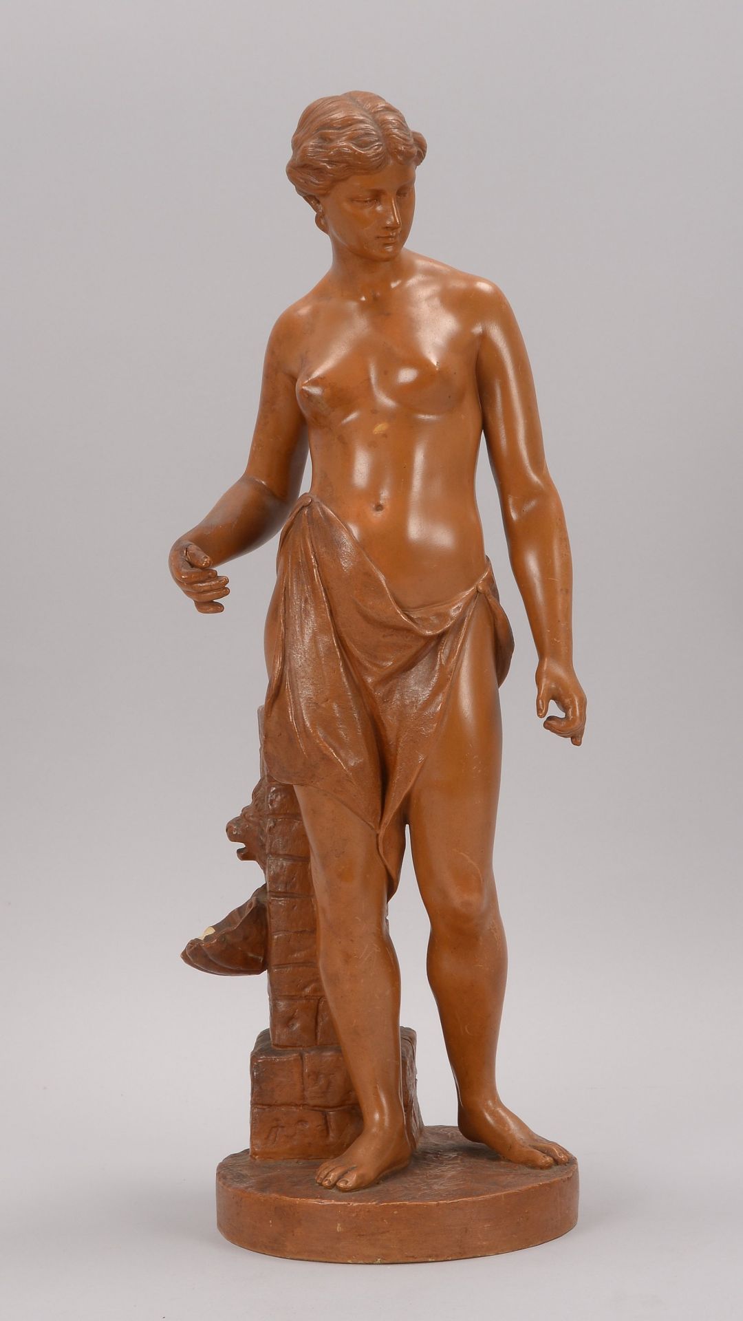 Skulptur, -Frau vor Brunnensaeule- (Reproduktion nach antikem Vorbild), Keramik braun gefasst, im So