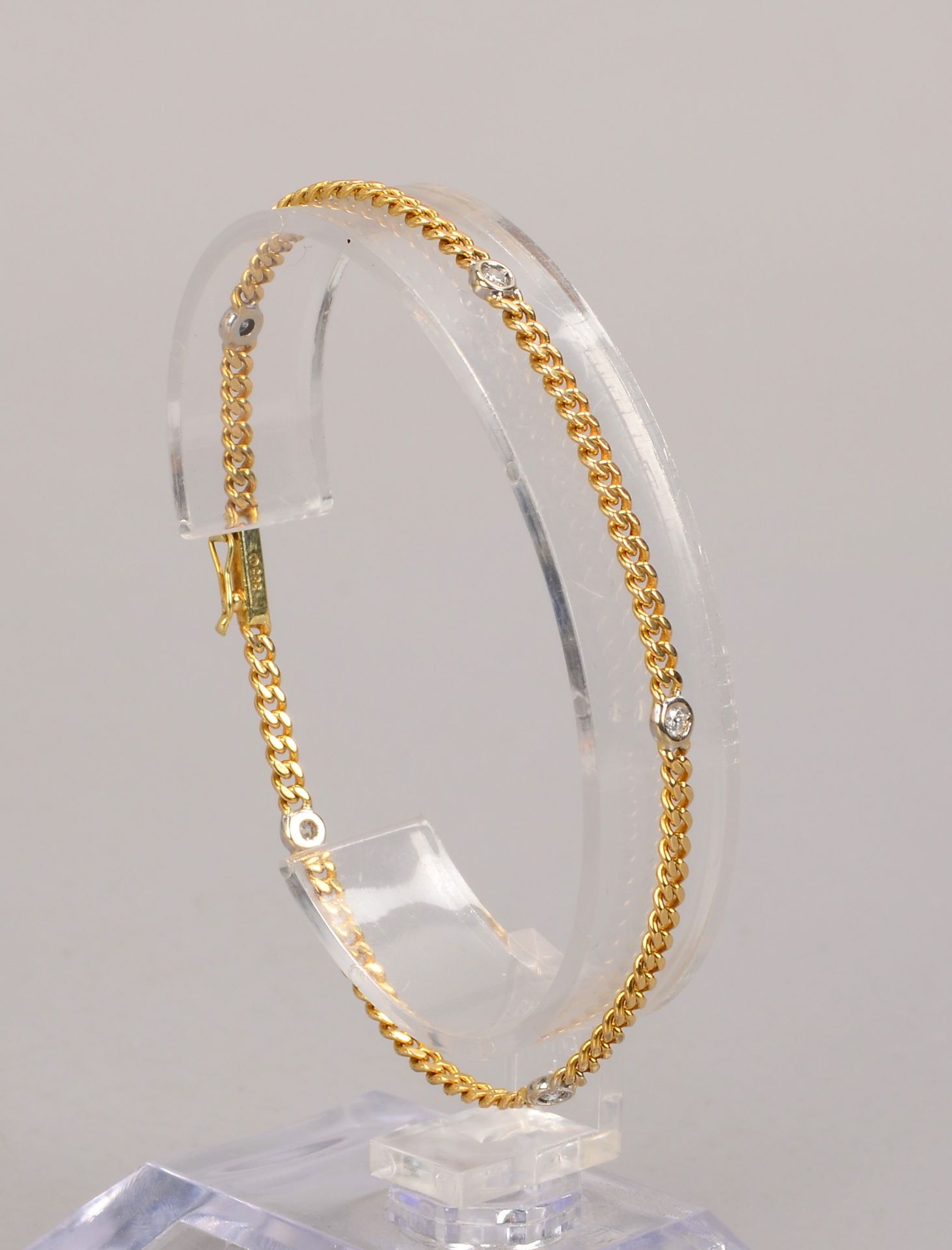 Armband, 585 GG (gez.), besetzt mit 5x kleinen Brillanten, mit Steckschliesse, Laenge 18,5 cm, Gewic