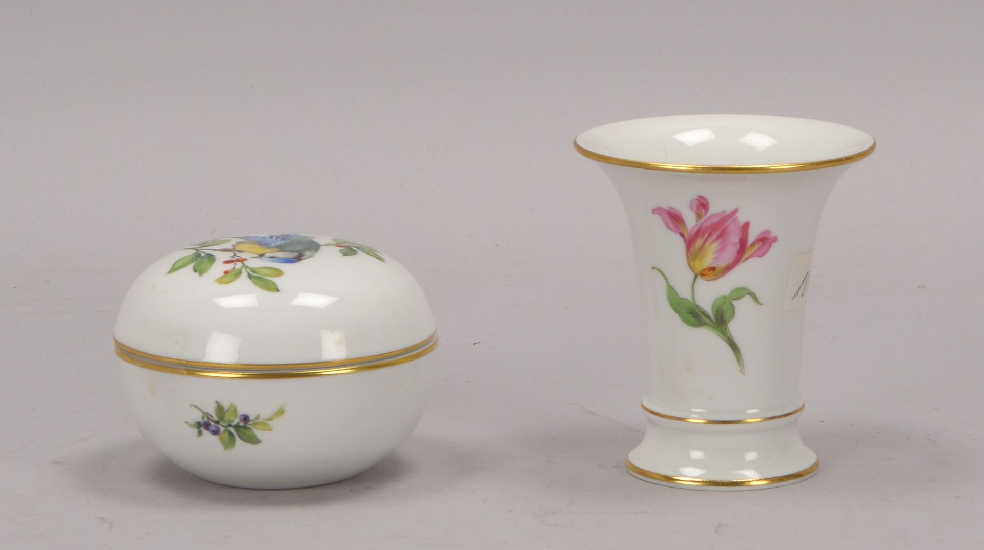Meissen (I. Wahl), 2 Porzellanteile: 1 Vase, Hoehe 9,5 cm, und 1 Deckeldose, Durchmesser 9 cm