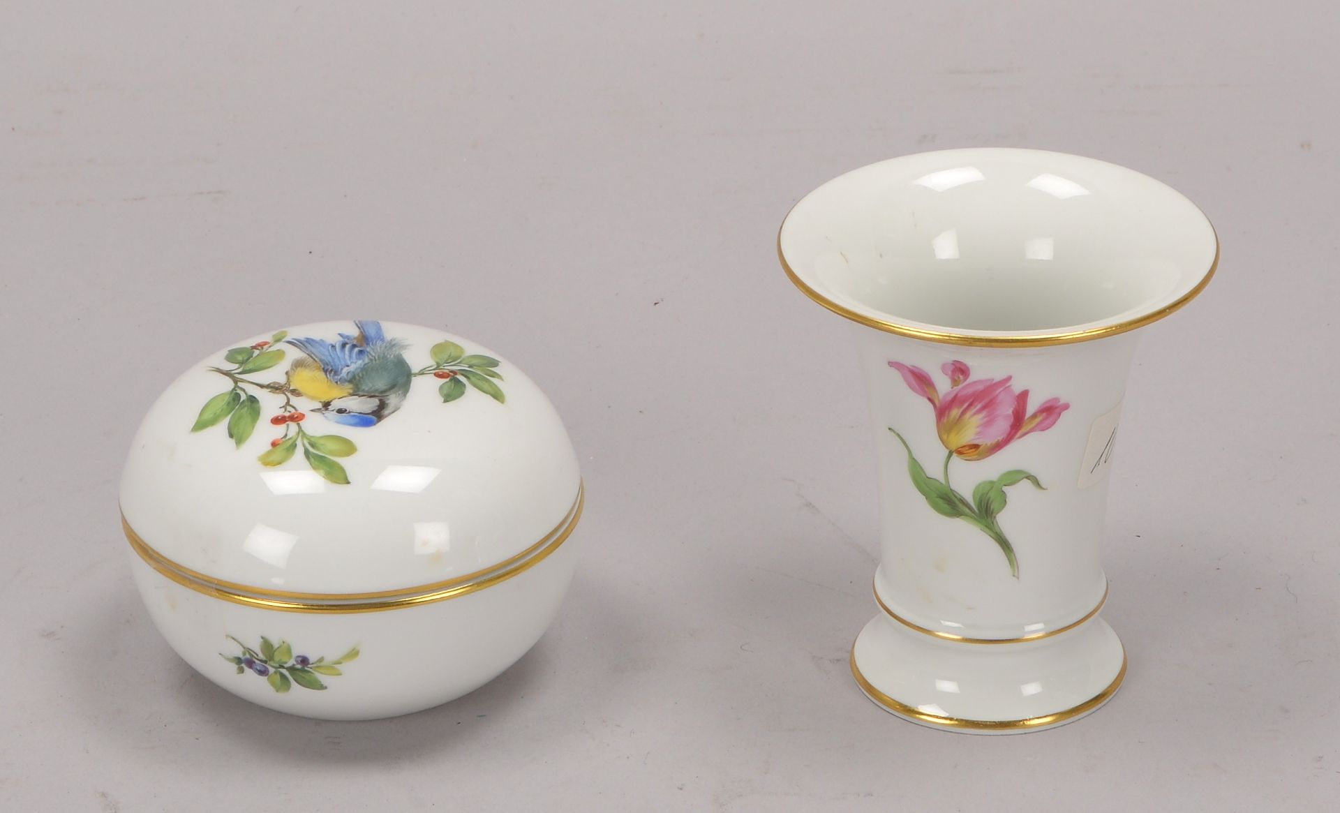 Meissen (I. Wahl), 2 Porzellanteile: 1 Vase, Hoehe 9,5 cm, und 1 Deckeldose, Durchmesser 9 cm - Image 2 of 3