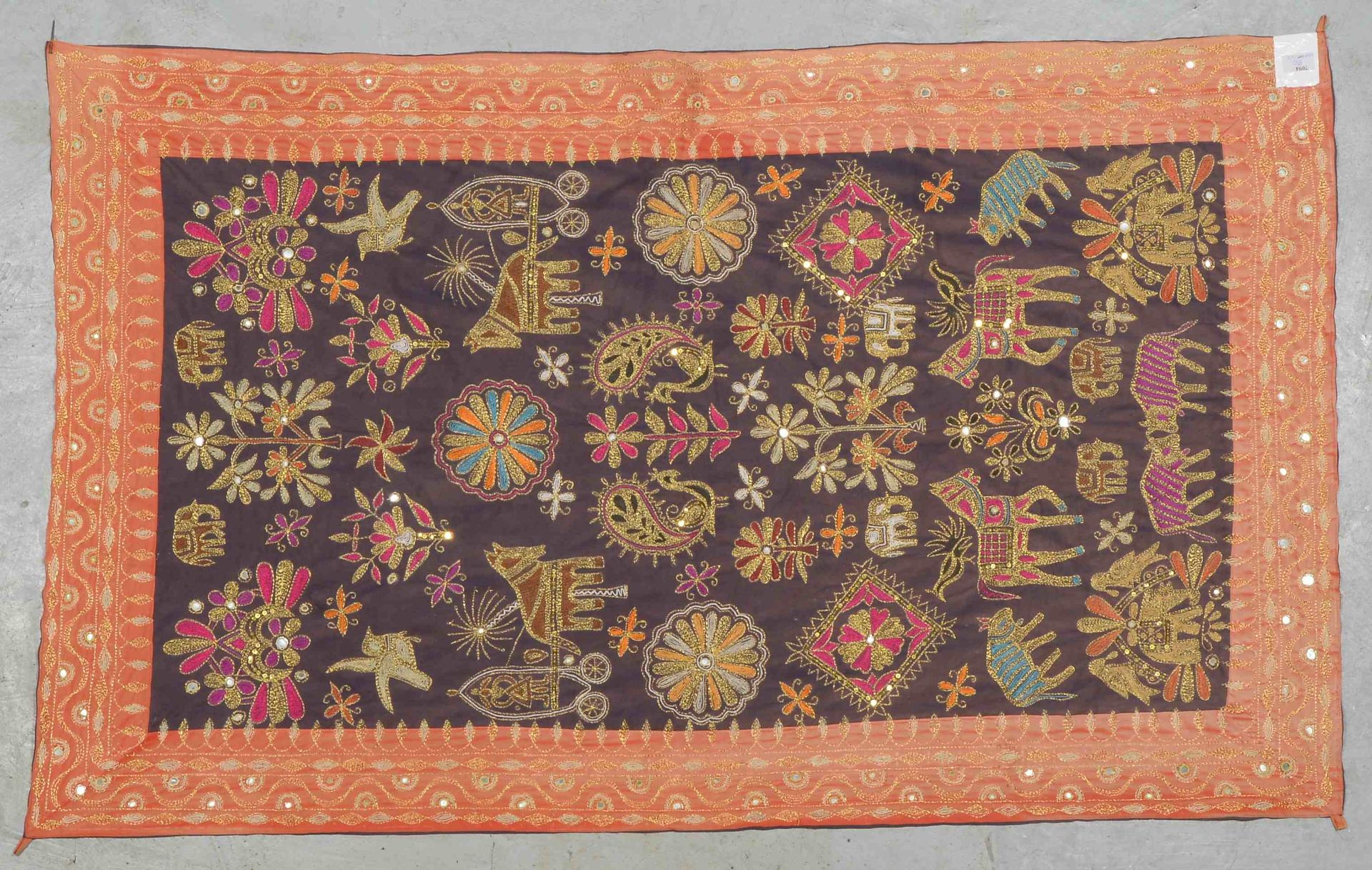 Decke/Behang (wohl Indien), Materialmix mit u.a. Goldfaden-Stickerei, mit Pailletten- und Spiegelapp