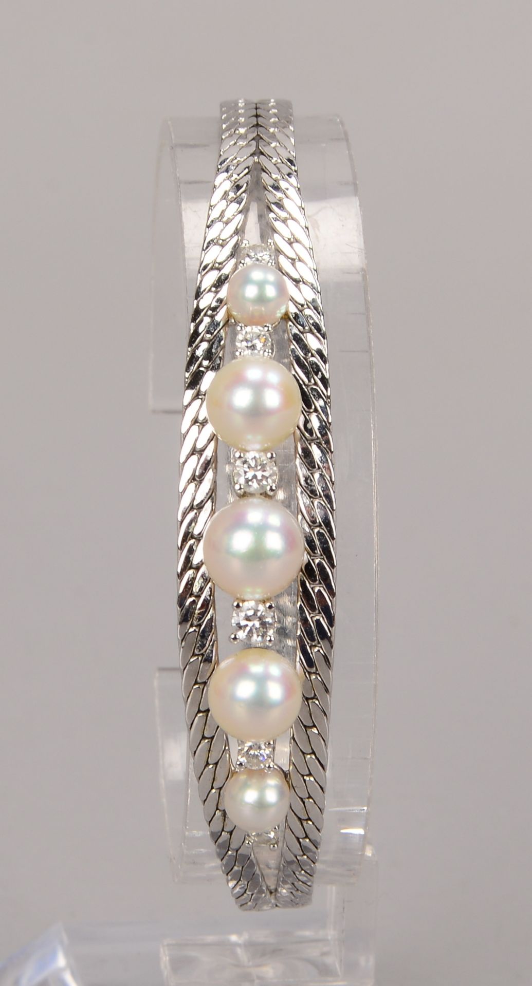 Armband, 585 WG (gez.), mit Perlenbesatz und Brillanten/verlaufend, mit Steckschliesse, Schliesse mi - Bild 2 aus 2