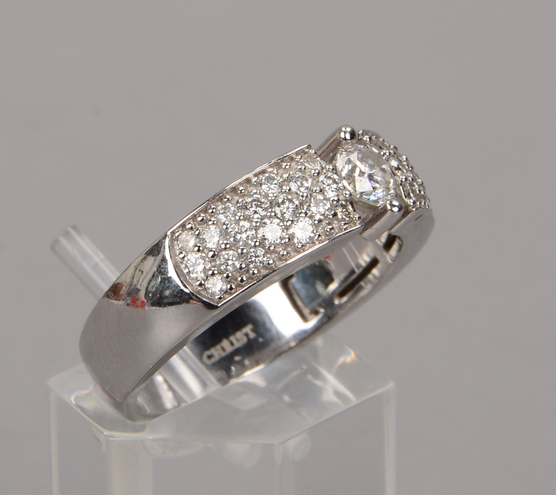 Juwelier Christ, Ring, 585 WG, besetzt mit zentralem Brillant von ca. 0,25 ct, Ringschulter mit viel