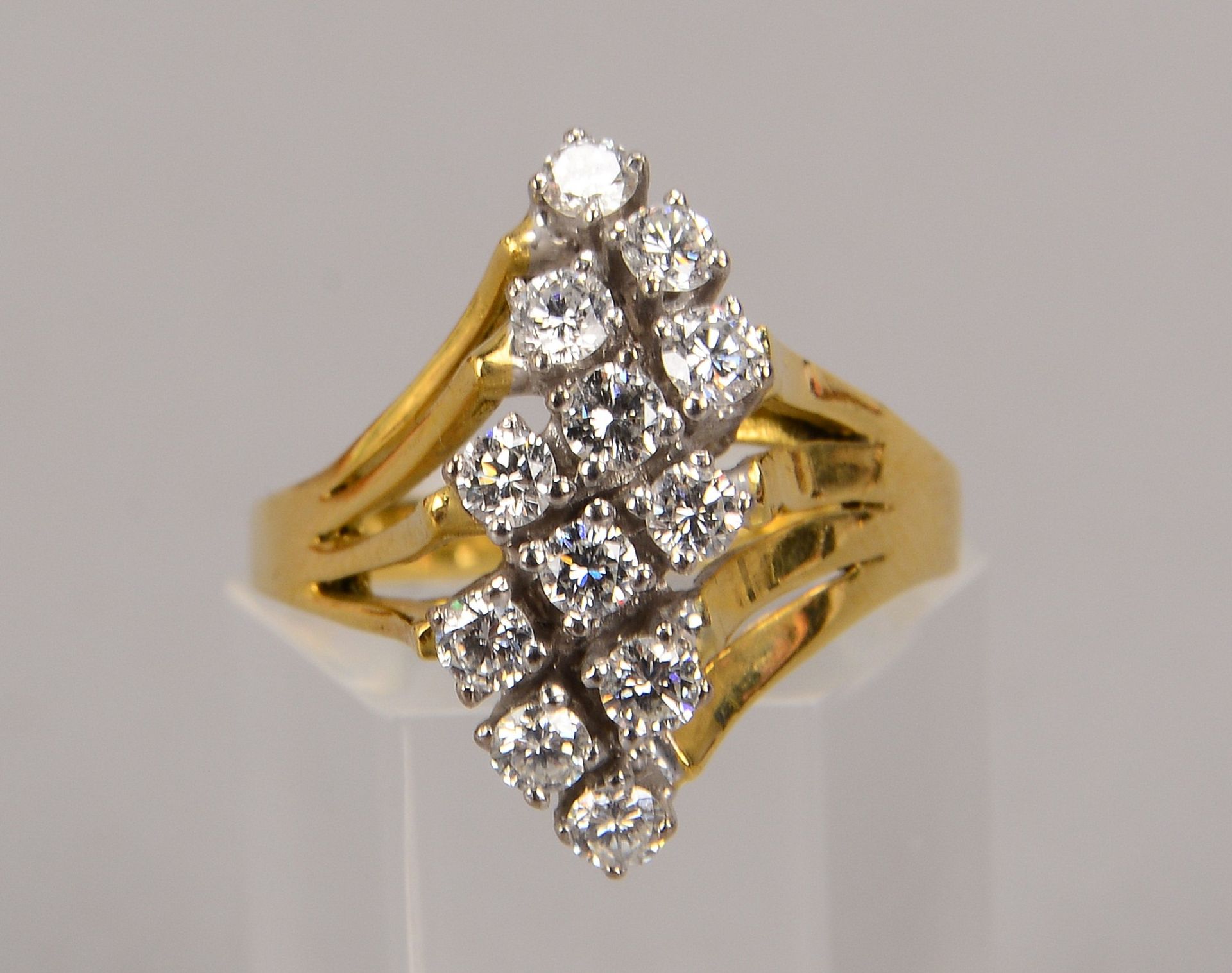 Ring, 750 GG/WG (gez.), mit 12-fachem Brillantbesatz/zusammen ca. 0,72 ct, Farbe Weiss - leicht geto - Bild 2 aus 3