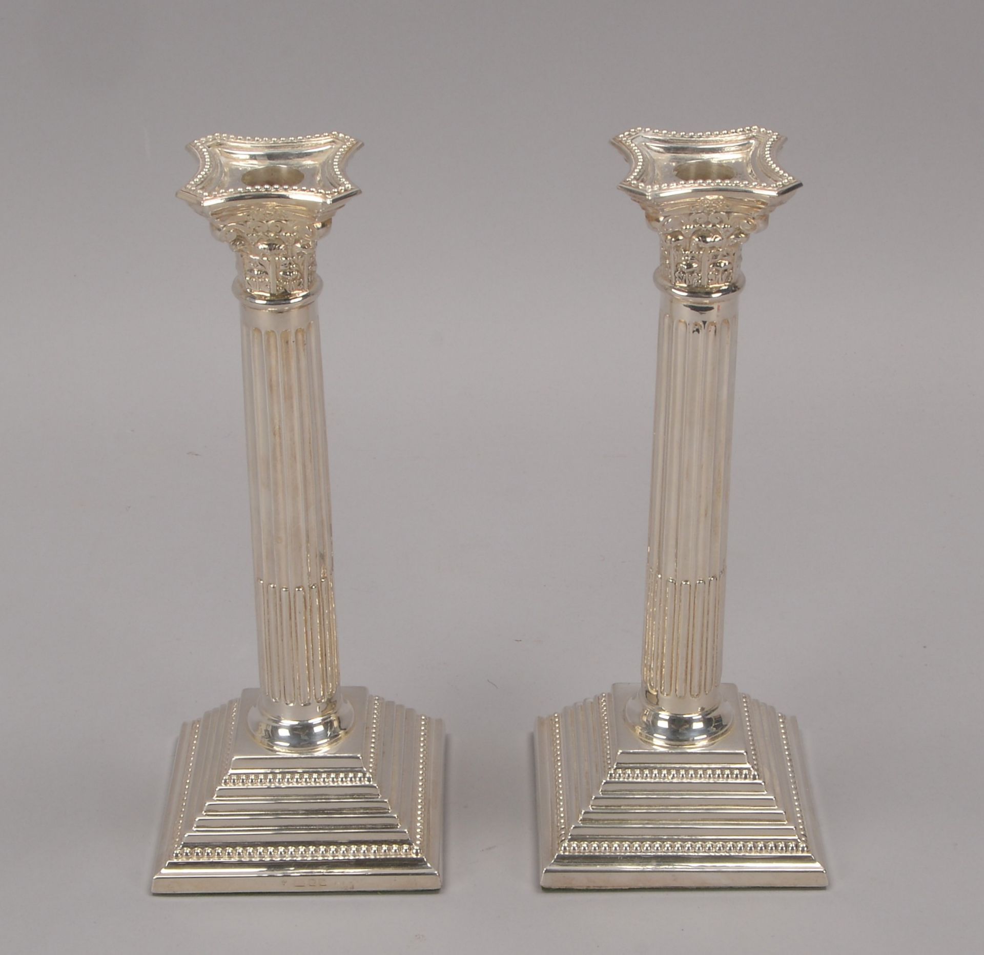 Paar Kerzenleuchter (London), Sterlingsilber - gefuellt, in Form korinthischer Saeulen, Hoehe 25 cm - Image 2 of 2