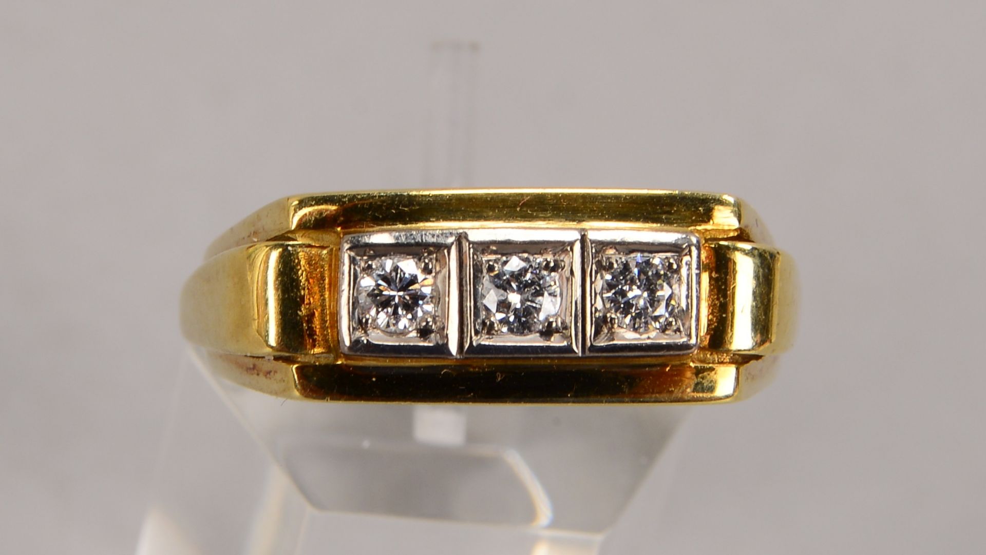 Ring, 585 GG (gez.), mit 3-fachem Brillantbesatz/zusammen ca. 0,24 ct, RG 59, Gewicht 9,04 g - Bild 2 aus 2