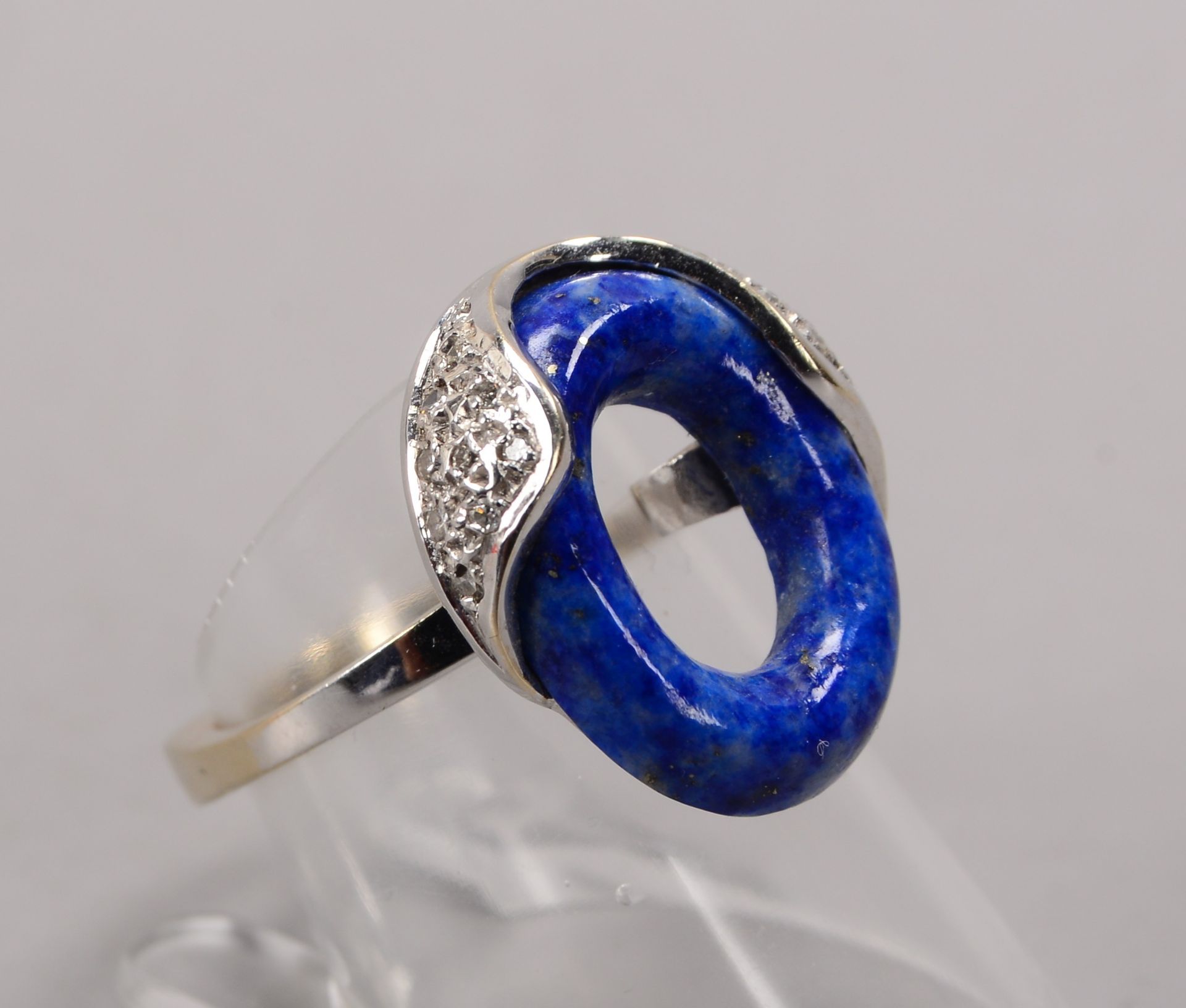 Ring, 585 GG, mit Lapislazuli-Besatz, Stein in Ringform, und mit Begleitdiamanten; RG 54, Gewicht 5,