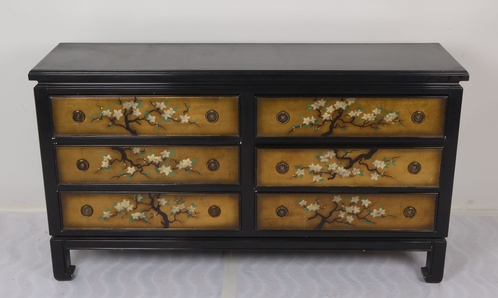 Sideboard (im chinesischen Stil), 6-schuebig, Front mit floralem Dekor (-Bluetenbaum-) auf vergoldet