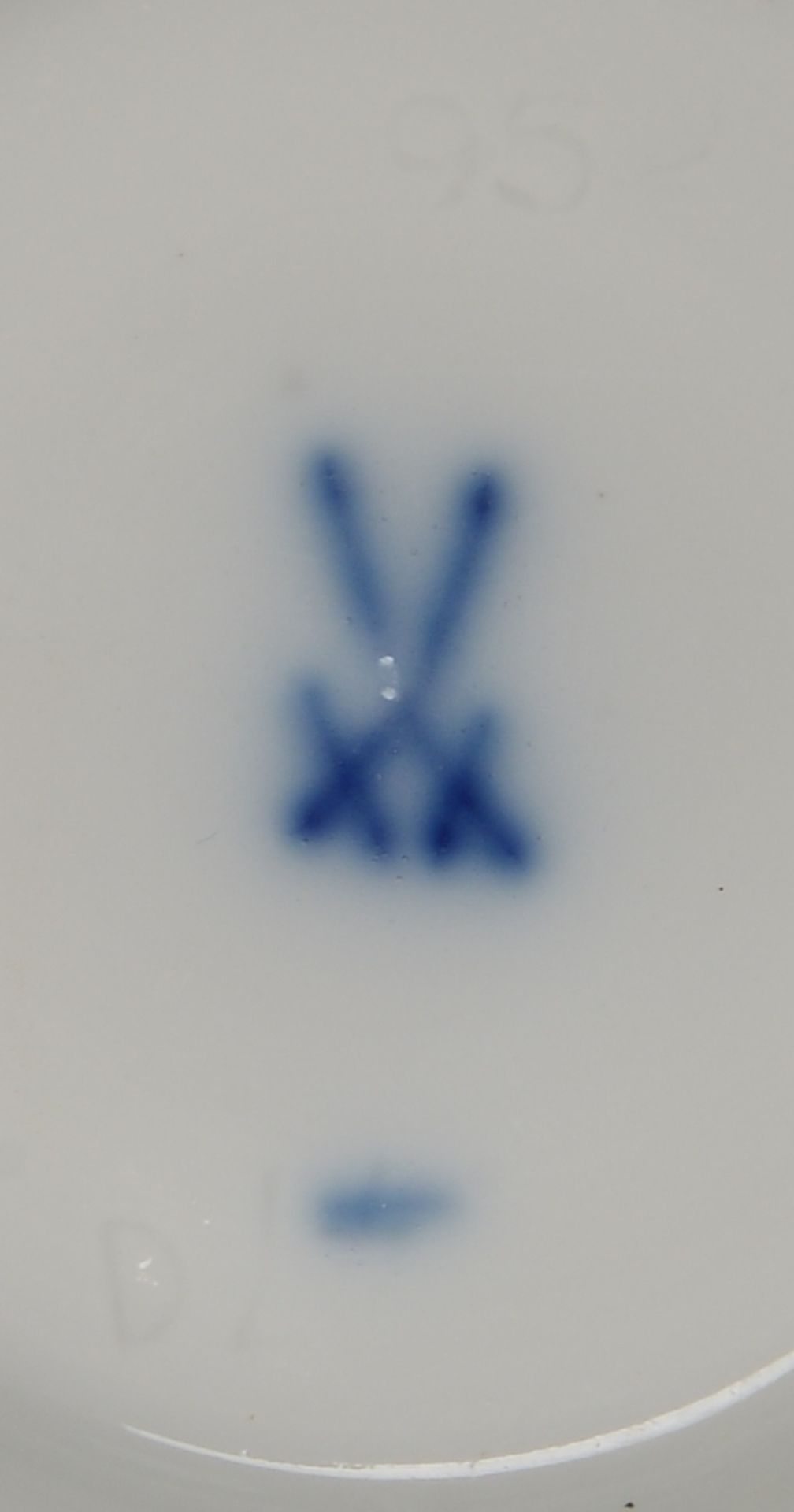 Meissen (I. Wahl), 2 Porzellanteile: 1 Vase, Hoehe 9,5 cm, und 1 Deckeldose, Durchmesser 9 cm - Image 3 of 3