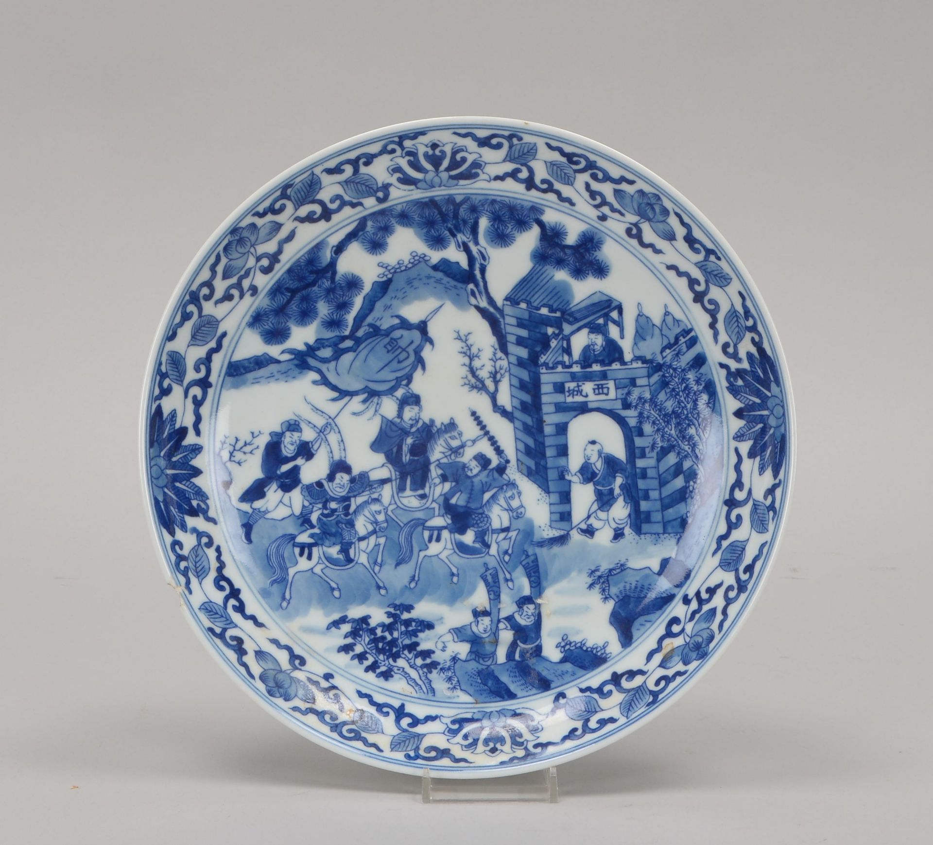 Teller (China), Porzellan, blaues Dekor (Motiv &#039;Kriegsszene vor einer Burg&#039;) in Unterglasu