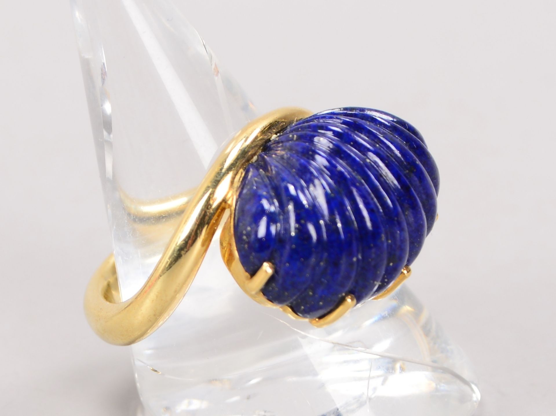 Ring, 585 GG, mit Lapislazuli-Besatz, Stein in Muschelform, mit Goldschmiedepunze(?)/monogrammiert(?