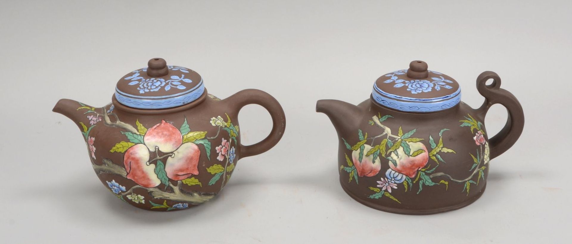2 gro&szlig;e Teekannen (China), Steinzeug, unterschiedliche Ausf&uuml;hrungen, jeweils mit Pfirsich - Image 2 of 4