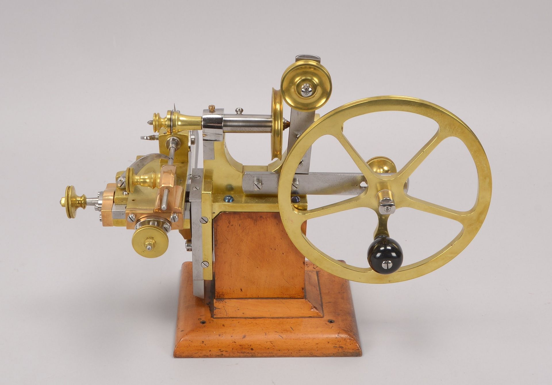 Uhrmacher-Drehbank/Waelzmaschine (Schweiz, um 1800), Messing/Stahl, Schwungrad mit Kurbel, auf Holzs - Bild 2 aus 4