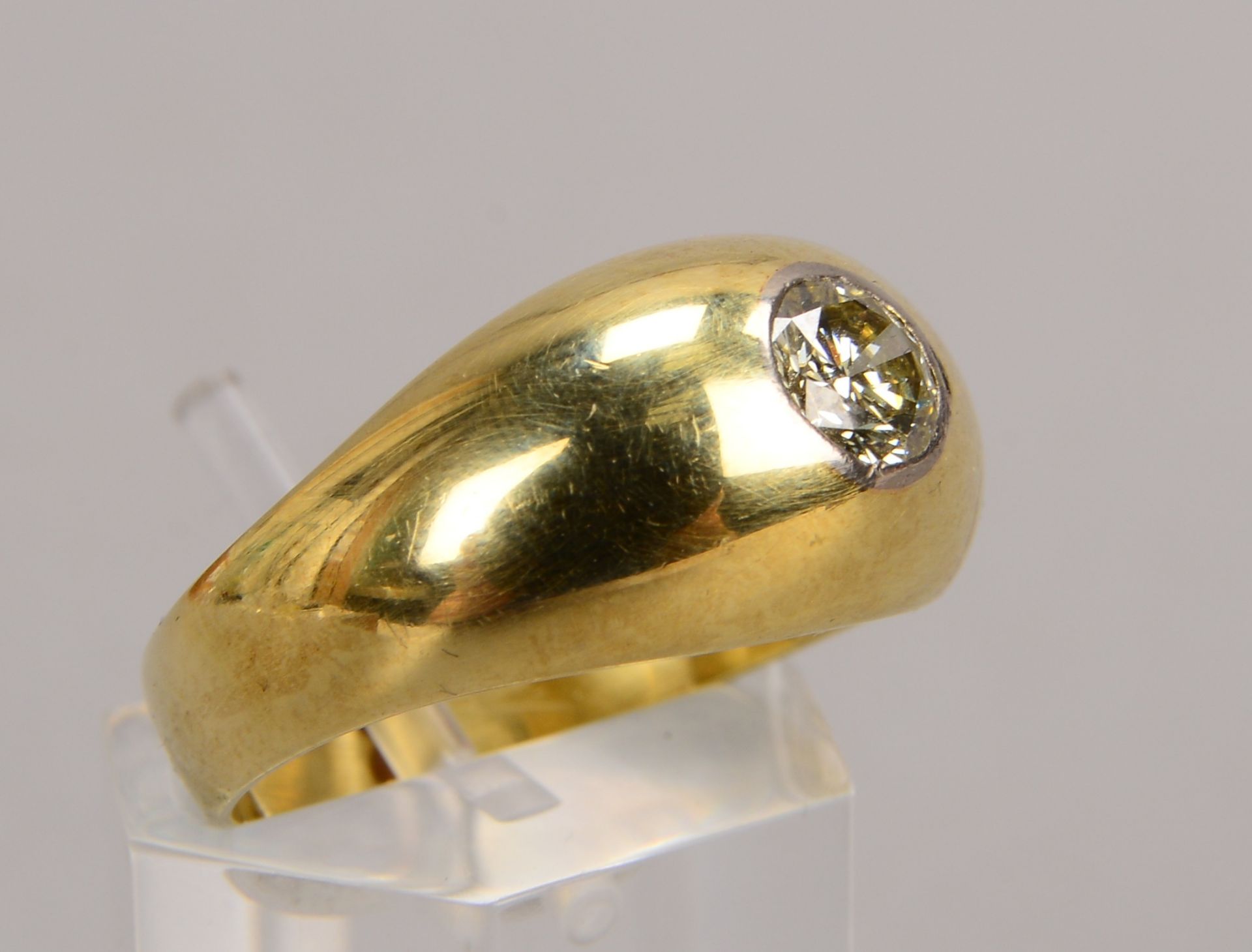 Solitaerring (Goldschmiedeanfertigung), 585 GG, mit einzelnem Brillant von ca. 0,50 ct, getoentes We