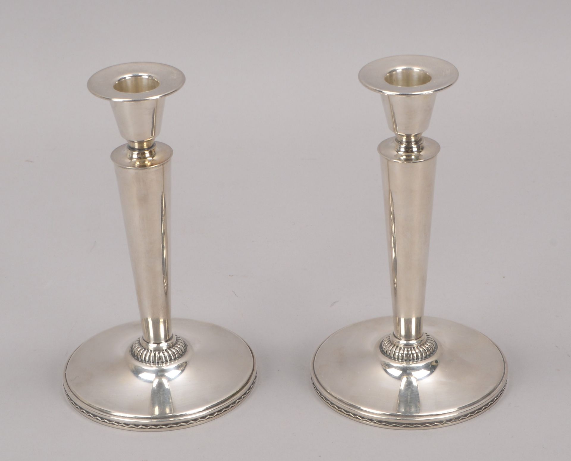 Paar Kerzenleuchter (Schweden), Silber - nicht gefuellt, unterseitig mehrfach punziert, Hoehe 18 cm, - Image 2 of 2