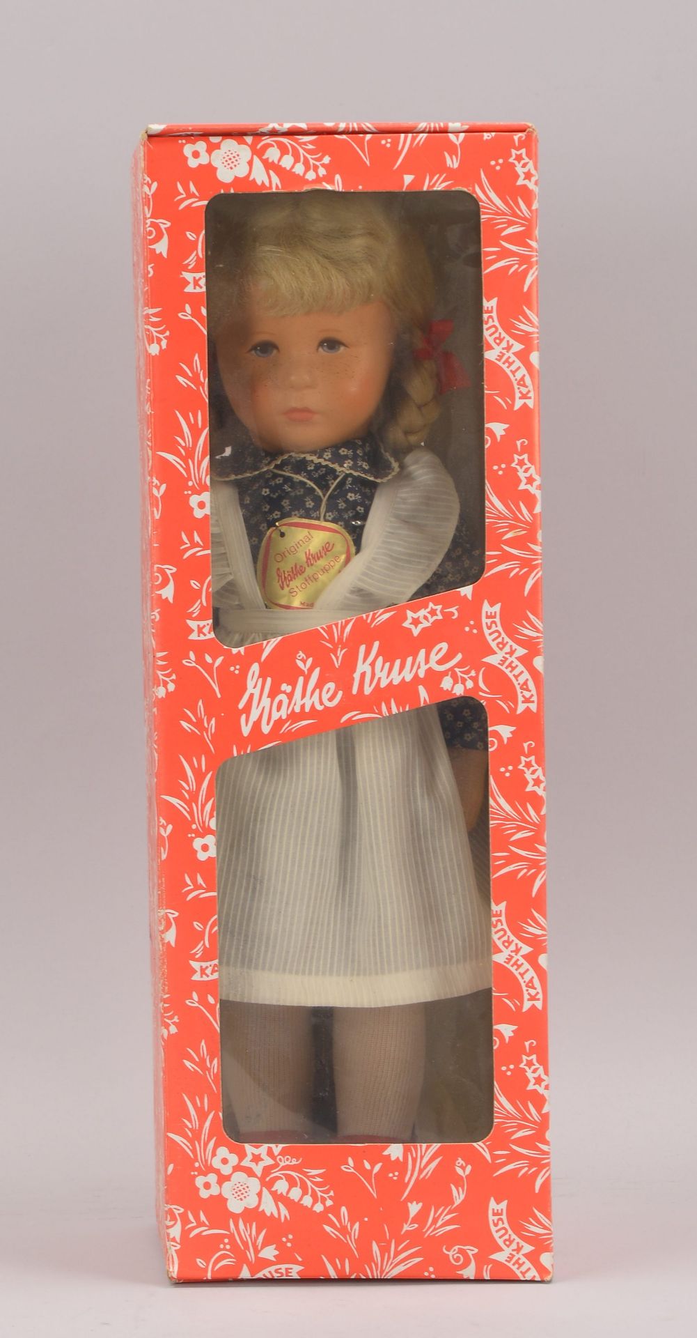 Stoffpuppe, Kaethe Kruse, -Maedchen-, mit Kunststoffkopf, linker Fuss gestempelt, Puppe mit Staender - Bild 2 aus 2