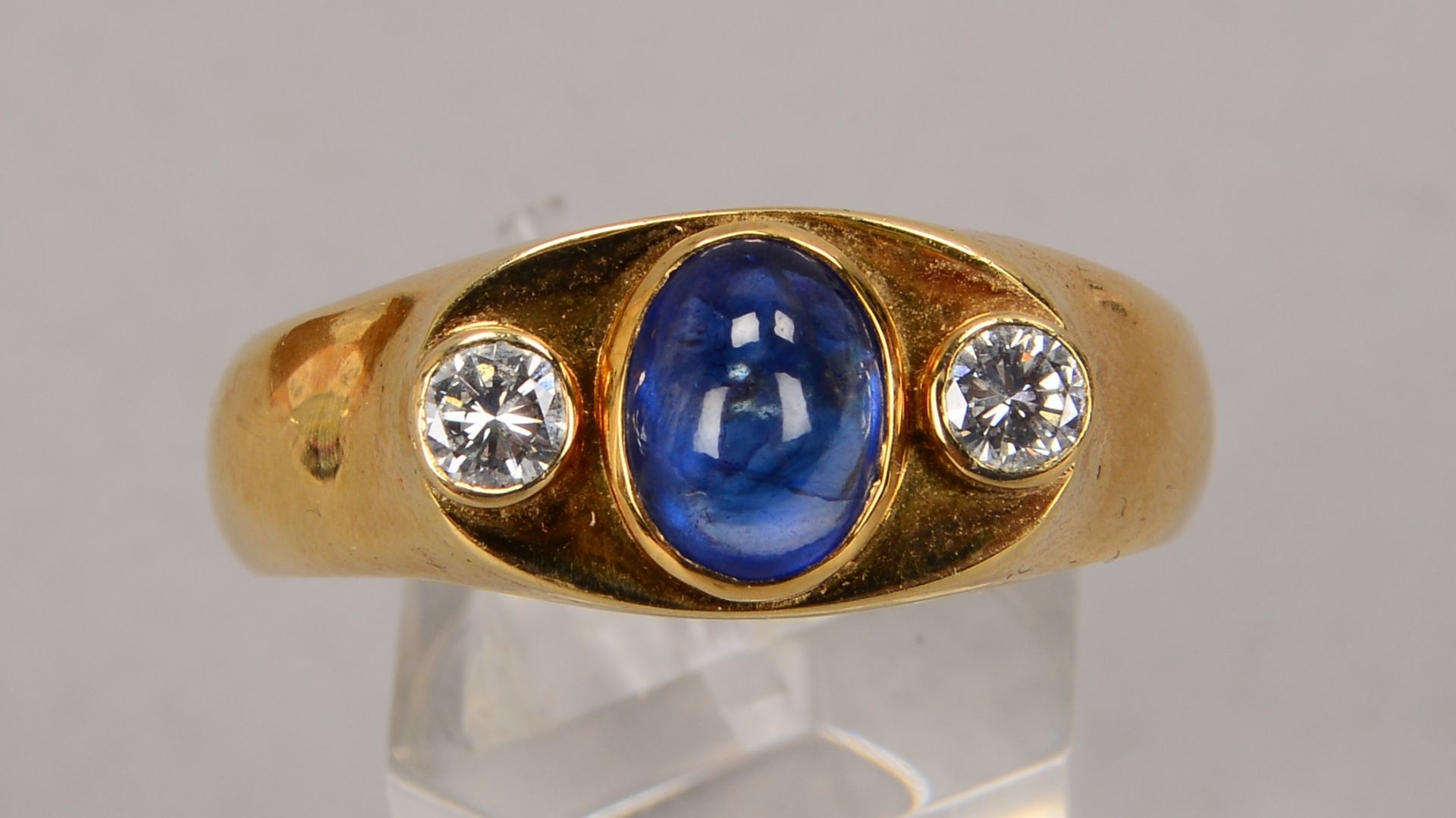 Ring, 585 GG (gez.), massive Ringschiene, mit einzelnem Saphir von ca. 1,85 ct, Stein im Cabochonsch - Image 2 of 3