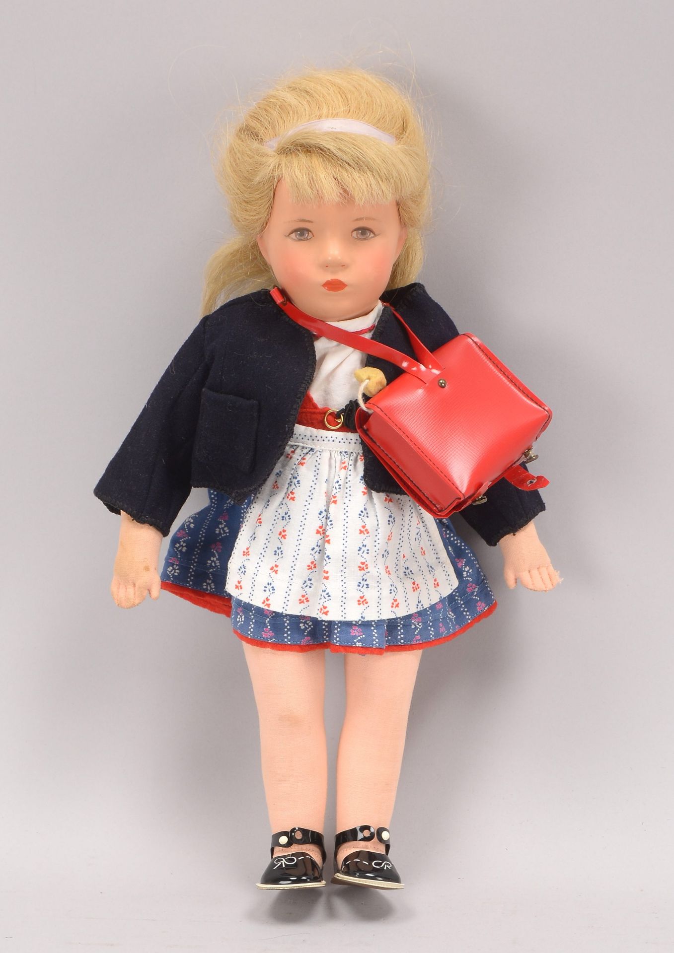 Alte Puppe, Kaethe Kruse, Stoffkoerper mit Kunststoffkopf, gestempelt/linker Fuss, Hoehe 37 cm