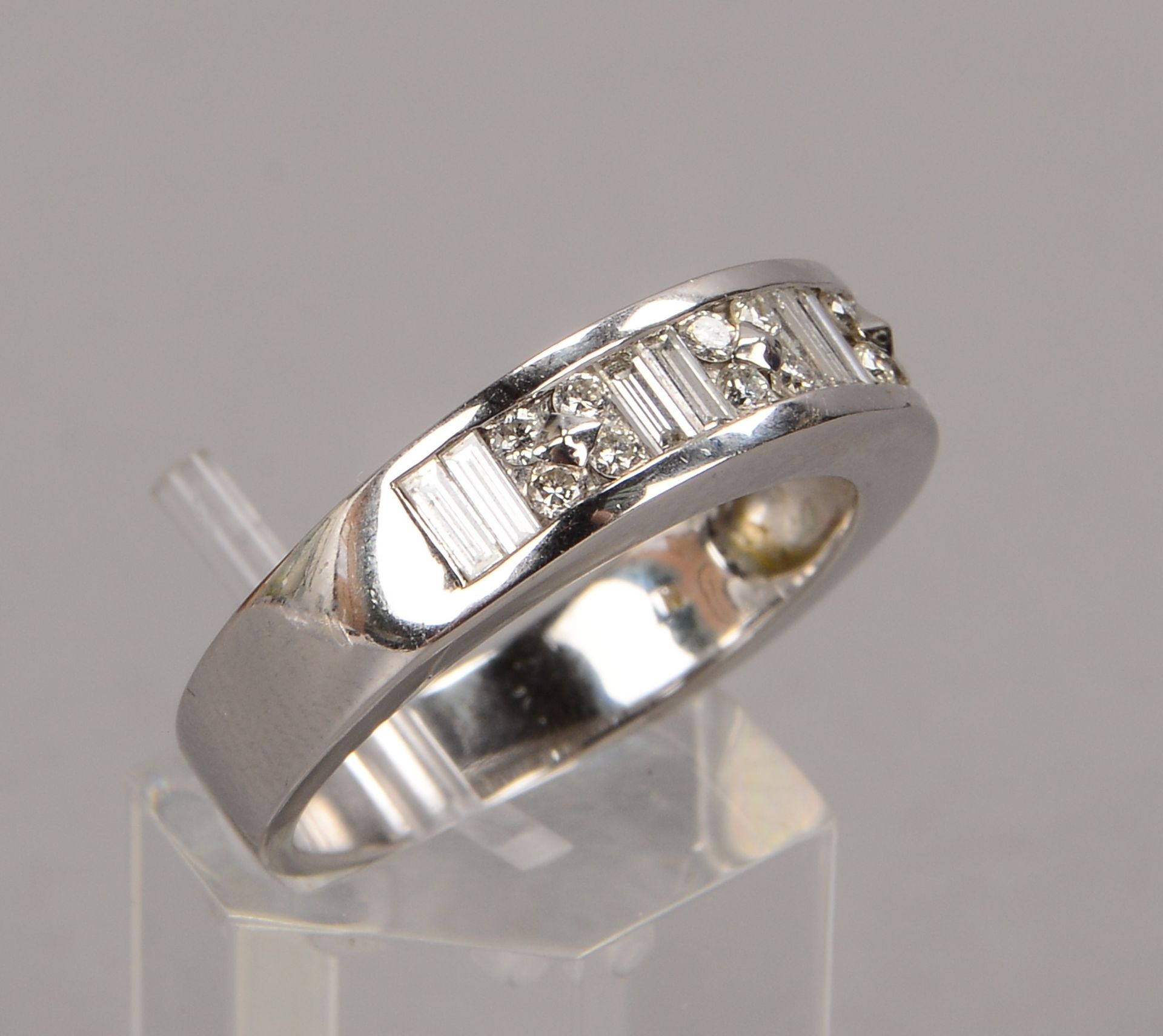 Ring, 585 WG (gez.), mit 20-fachem Diamantbesatz/zusammen ca. 0,57 ct, Farbe Weiss-Si, RG 59, Gewich