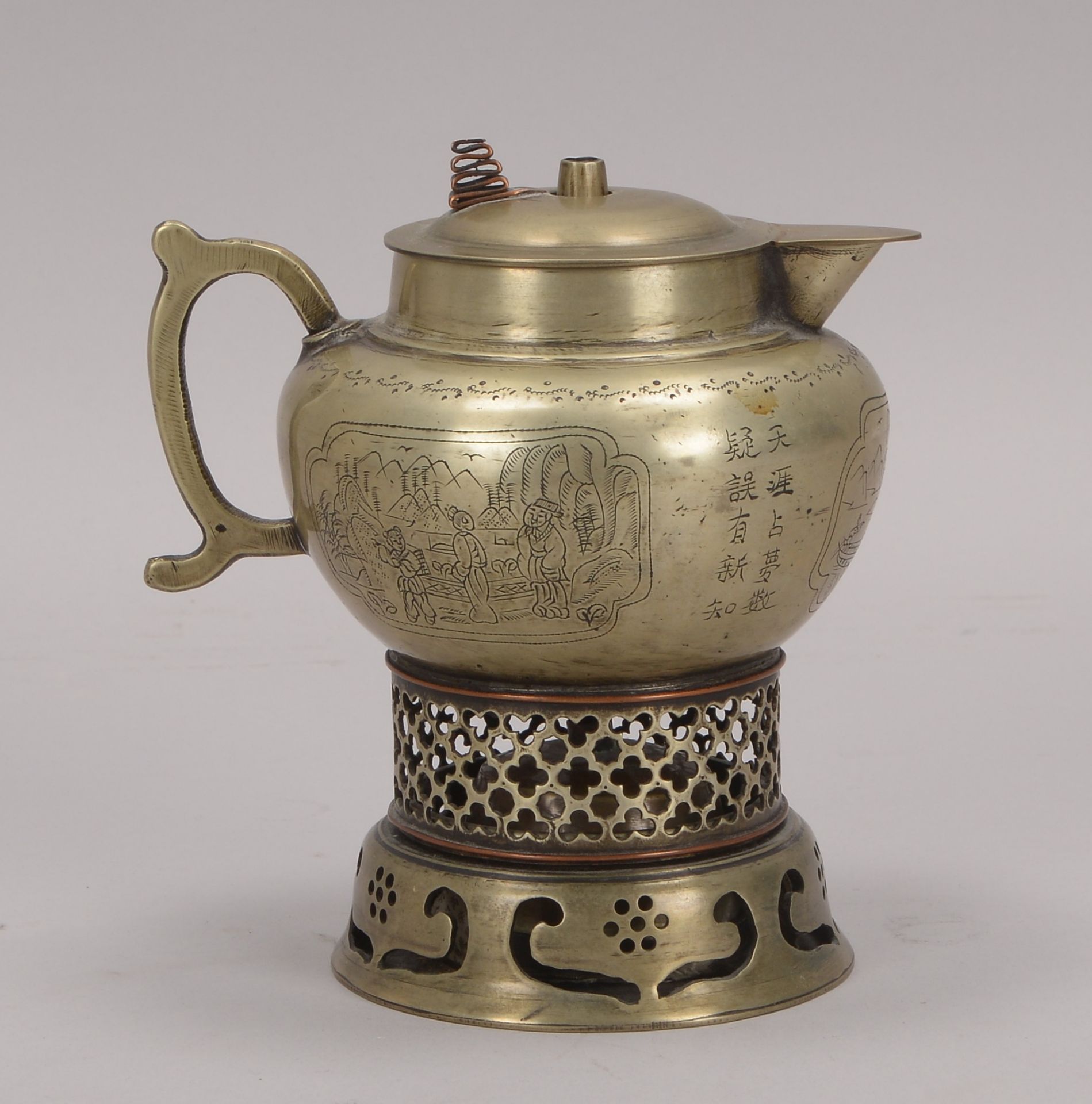 Teekanne, Bronze(?), umlaufend mit chinesischer Kalligrafie und szenischem Darstellungen, auf Rechau