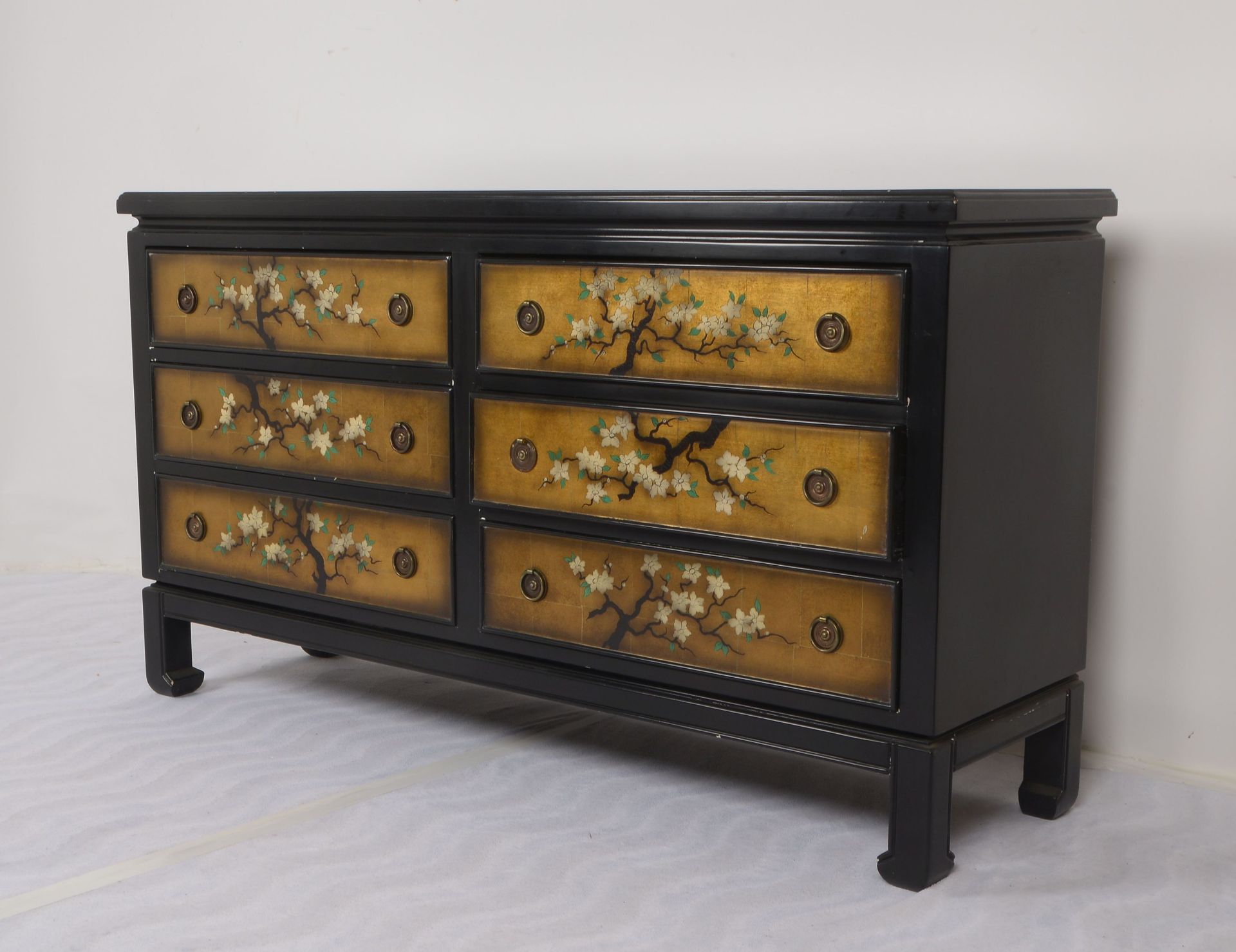 Sideboard (im chinesischen Stil), 6-schuebig, Front mit floralem Dekor (-Bluetenbaum-) auf vergoldet - Image 3 of 3