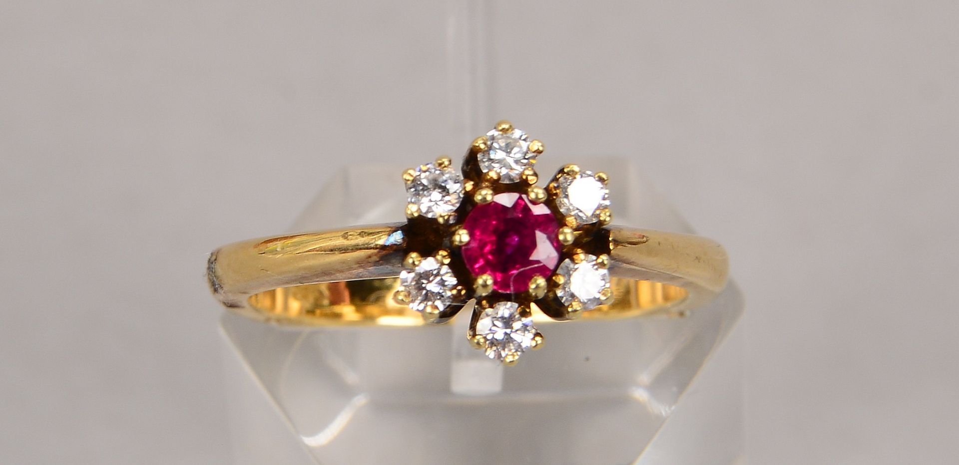 Ring, 585 GG (gez.), mit einzelnem Rubin und 6x kleinen Brillanten/zusammen ca. 0,24 ct, RG 53, Gewi - Bild 2 aus 2