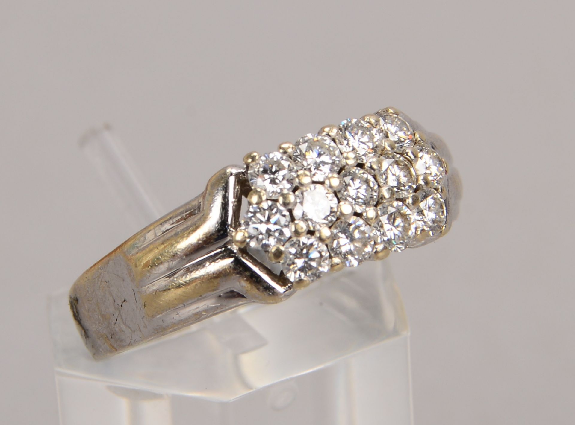 Ring, 585 WG/GG (gez.), mit 13-fachem Brillantbesatz/zusammen 0,71 ct, RG 56, Gewicht 3,58 g