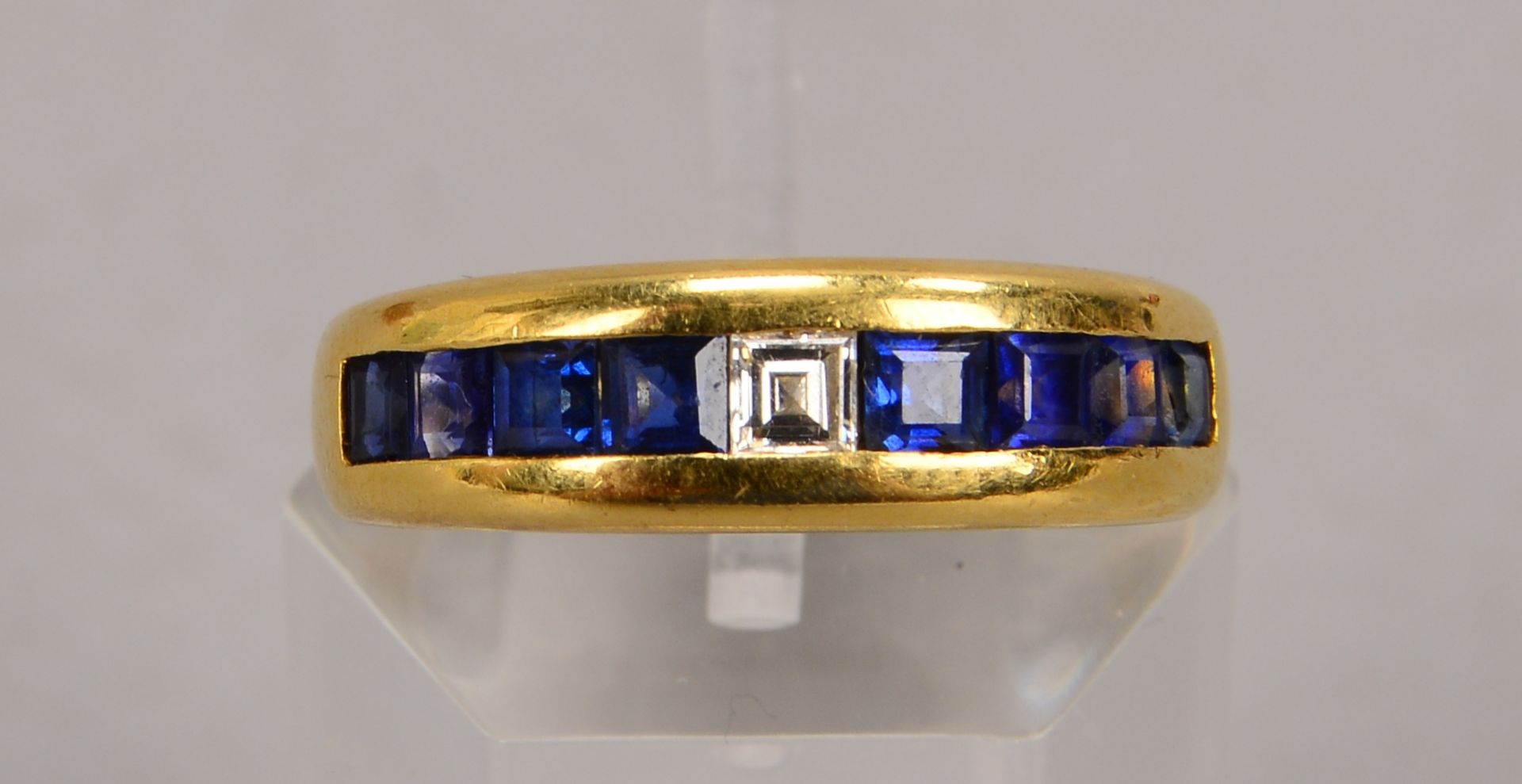Ring, 750 GG (gez.), besetzt mit einzelnem Diamant, Stein im Carr&eacute;schliff, und 8x Saphiren, S - Bild 2 aus 2