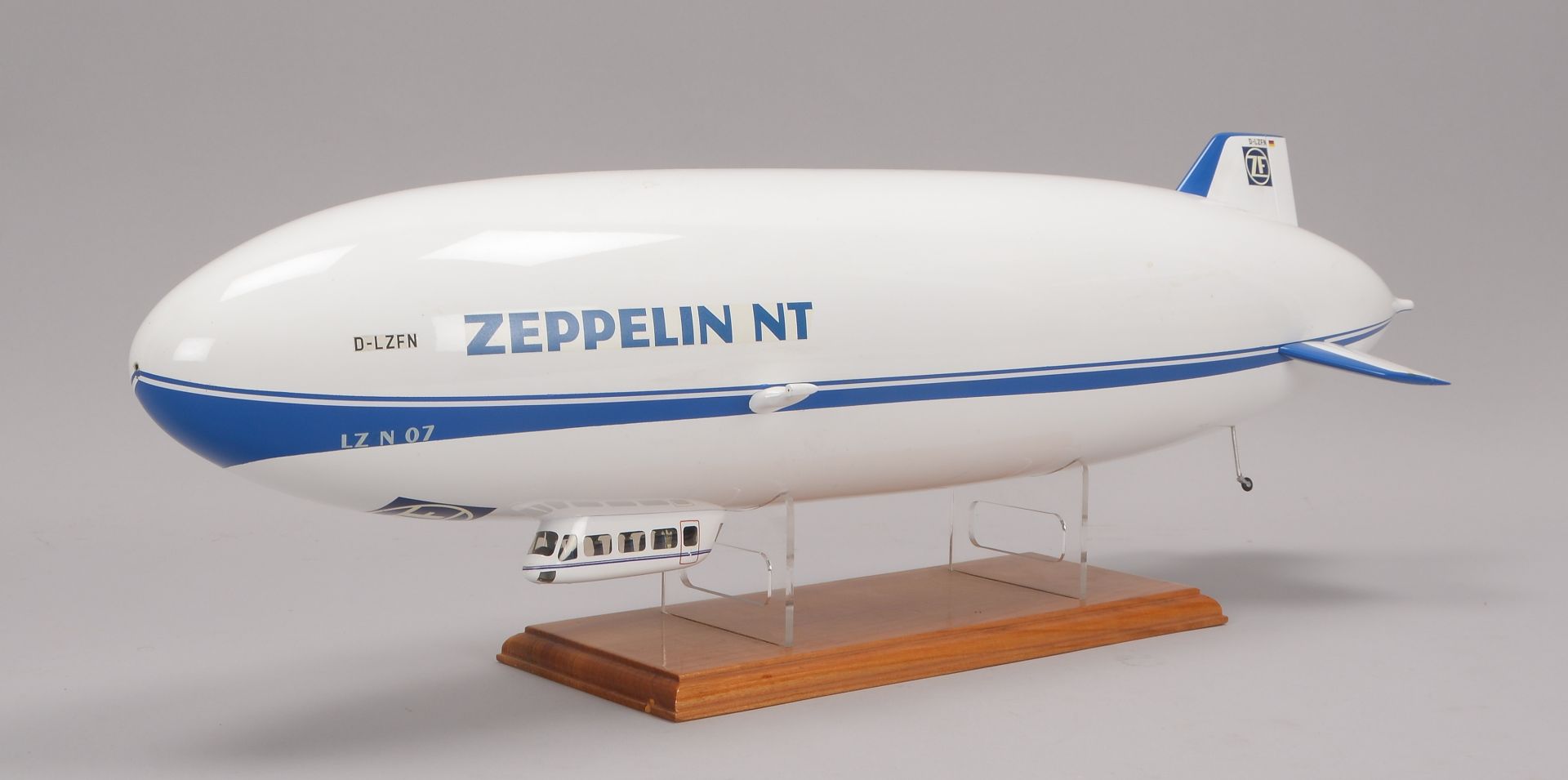 Luftschiff-Modell, -Zeppelin NT-, Kunststoffmodell auf Holzsockel, Laenge ca. 75 cm (mit einzelnem k - Bild 2 aus 2