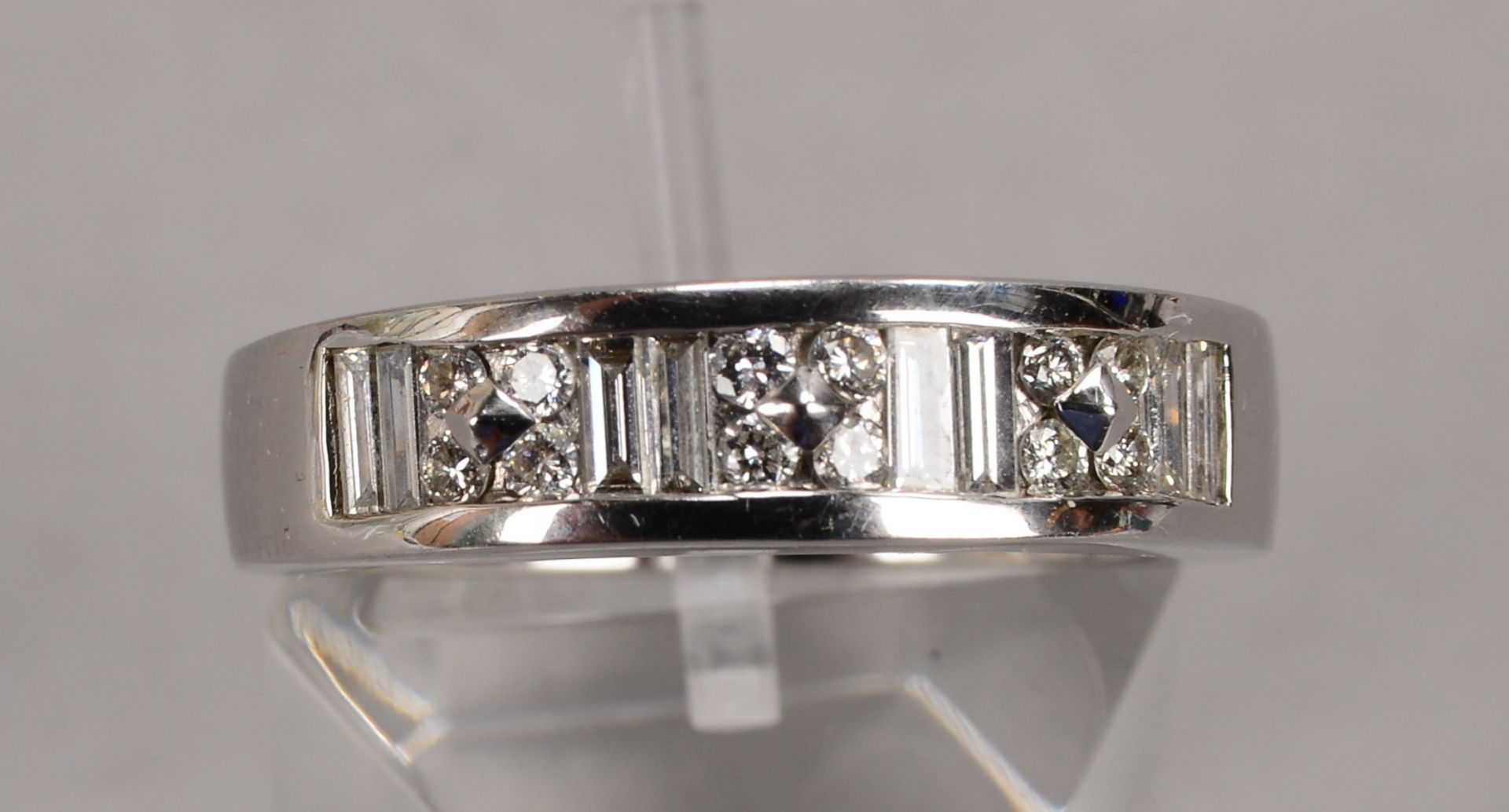 Ring, 585 WG (gez.), mit 20-fachem Diamantbesatz/zusammen ca. 0,57 ct, Farbe Weiss-Si, RG 59, Gewich - Bild 2 aus 2